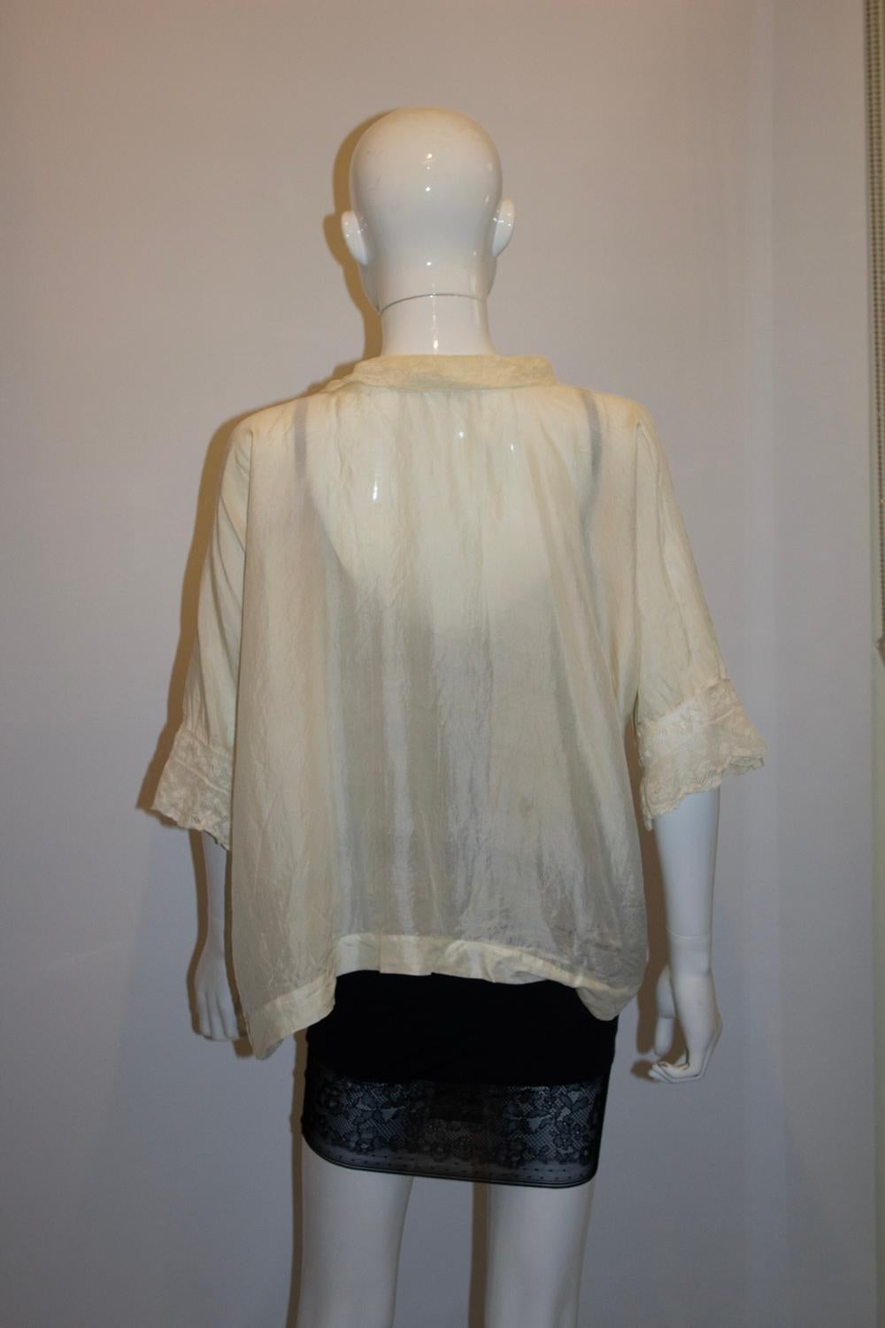 Une jolie veste /top ample en soie vintage. La veste vintage est en soie ivoire, avec des détails en dentelle. 
Il a des manches au coude et n'est pas doublé. Il n'a pas de fermeture, mais celle-ci pourrait facilement être ajoutée. 
Mesures : Buste