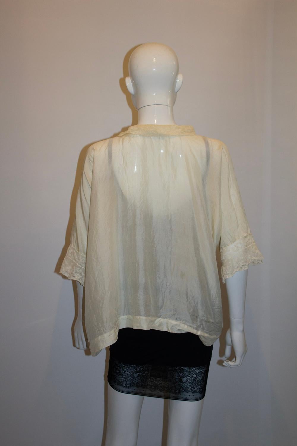 Marron Veste en soie vintage avec détails en dentelle en vente