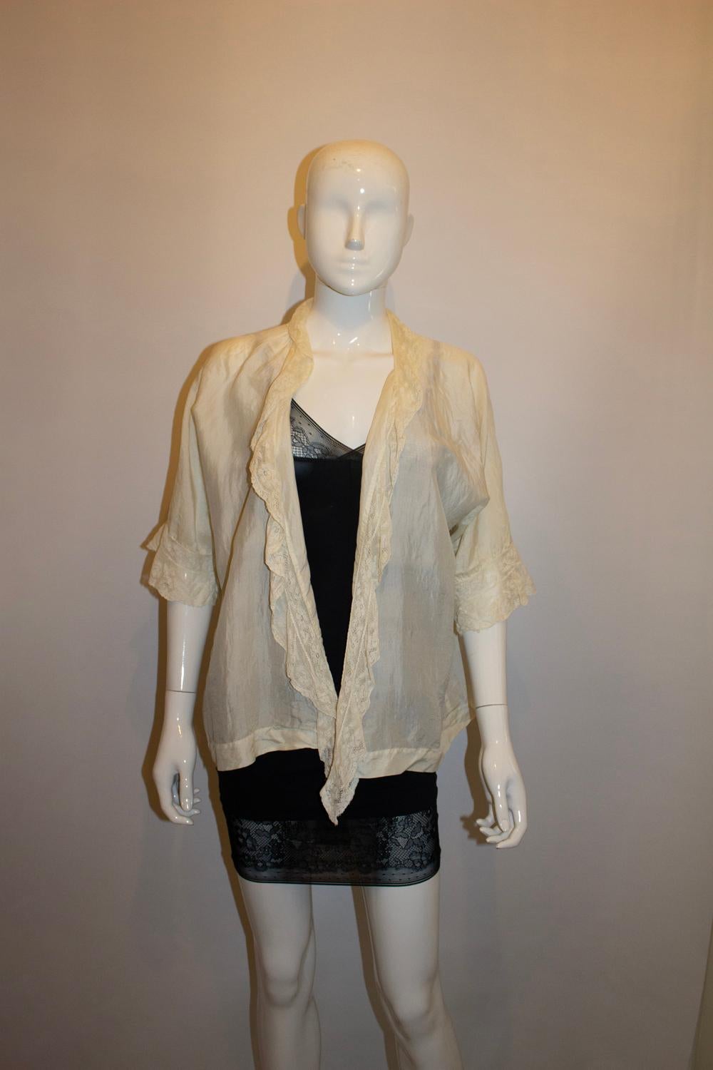 Veste en soie vintage avec détails en dentelle Unisexe en vente