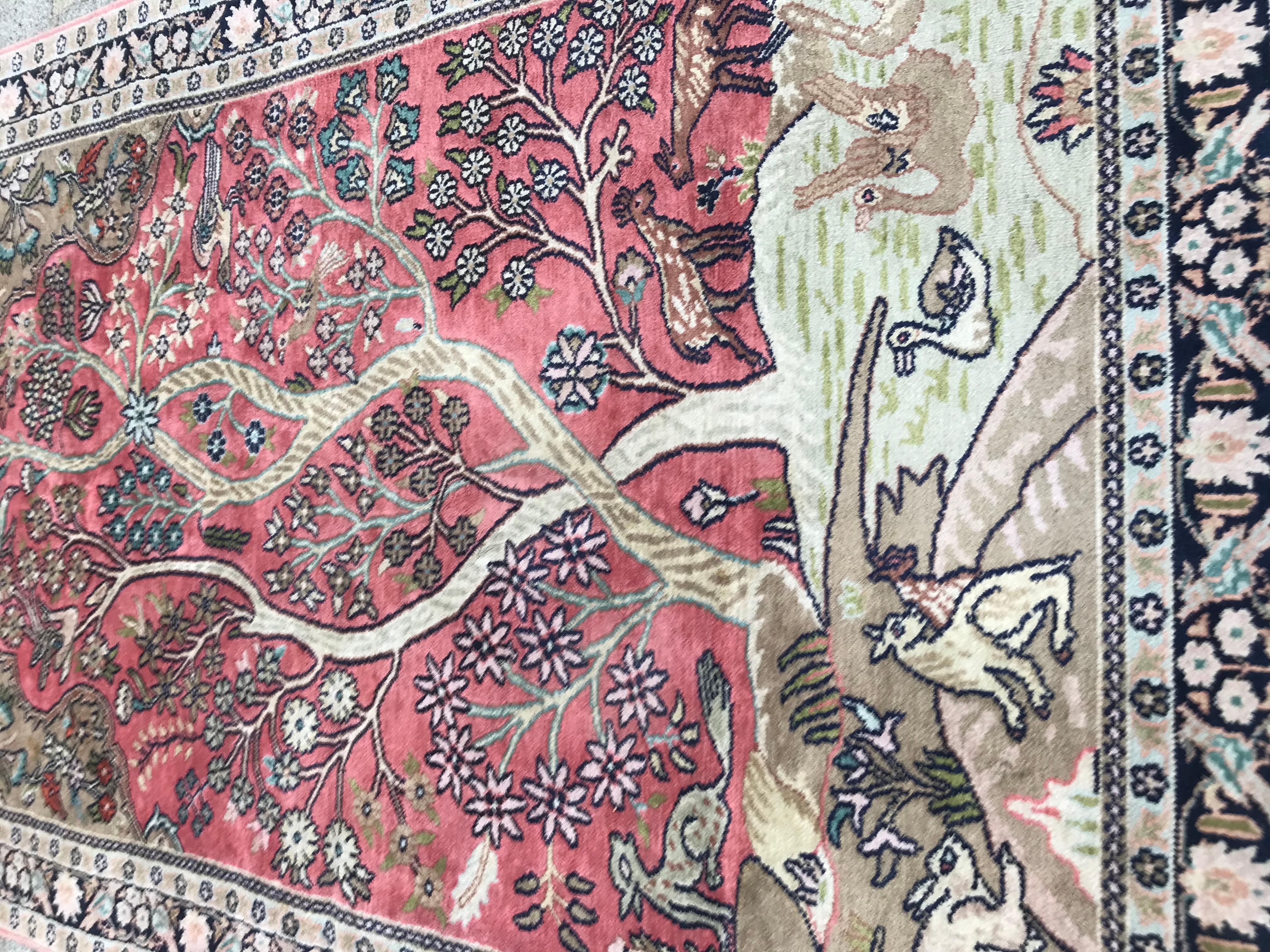 Un beau tapis en soie du Cachemire du 20ème siècle, avec un design de jardin entièrement noué à la main avec du velours de soie sur une base de coton. Taille : 3,01 x 5,08 pieds.