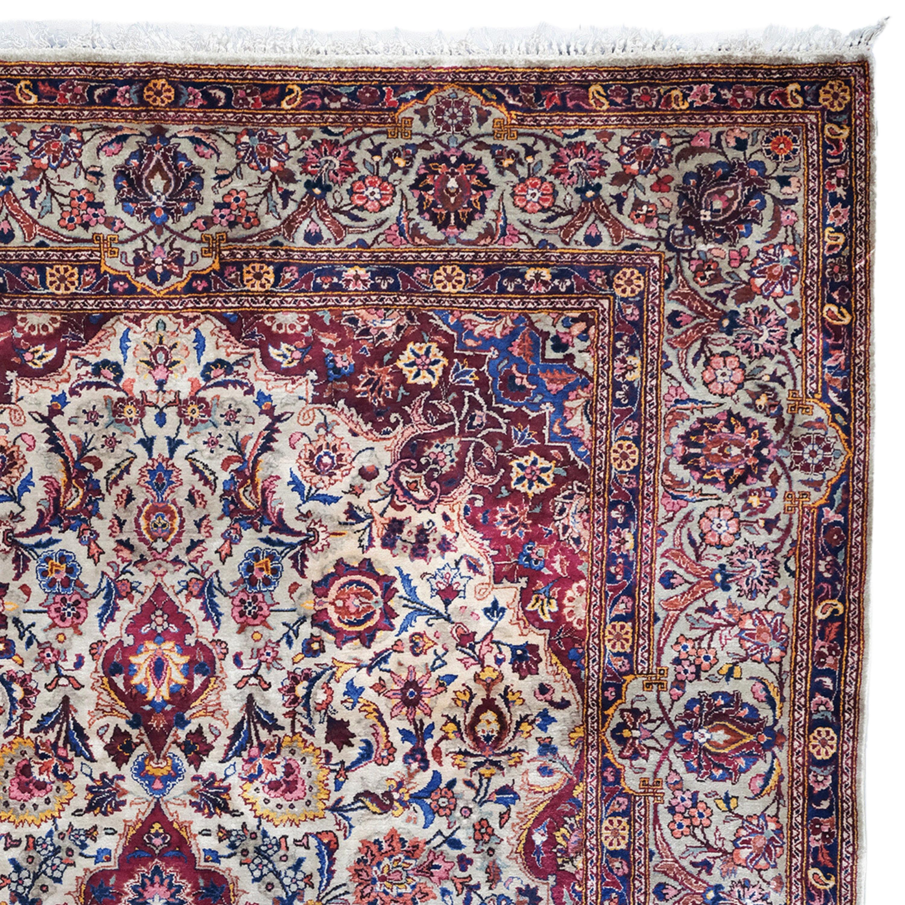 Vintage Silk Keshan Rug - Silk Area Rug, Vintage Rug, Handmade Silk Rug In Good Condition In Sultanahmet, 34
