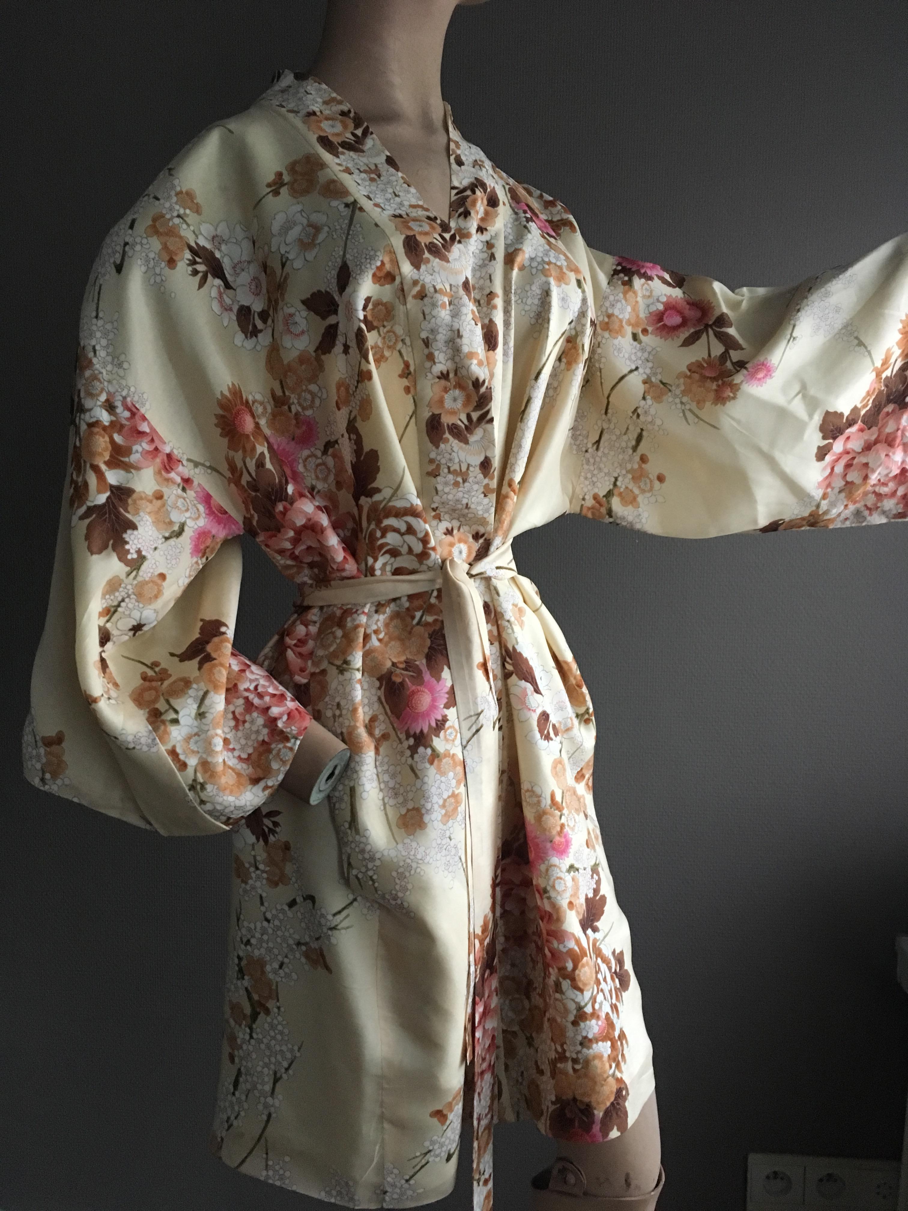 Vintage Silk Kimono with Floral Motifs of the Japanese Blossoms & Chrysanthemums For Sale 2