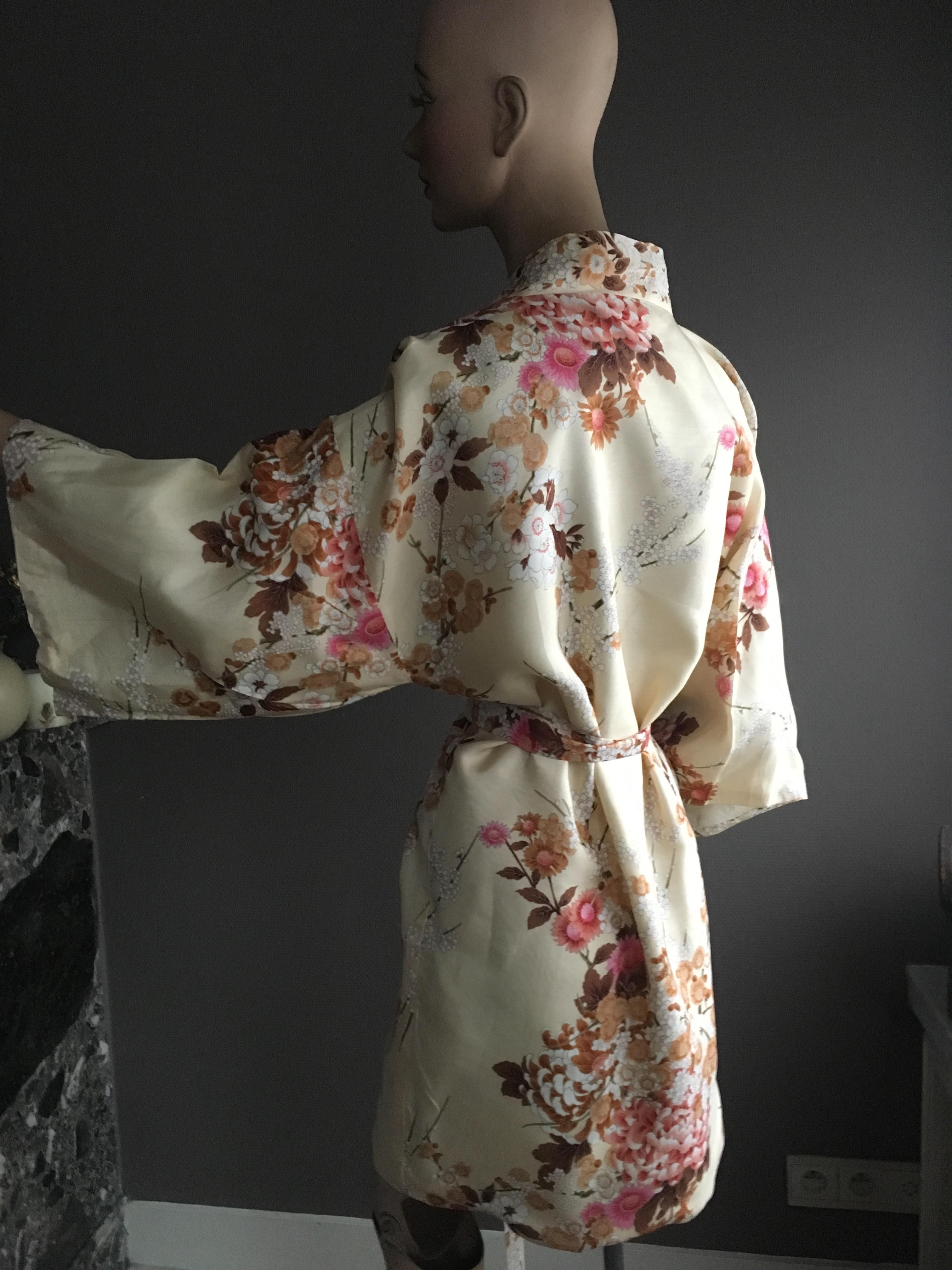 Vintage Silk Kimono with Floral Motifs of the Japanese Blossoms & Chrysanthemums For Sale 4