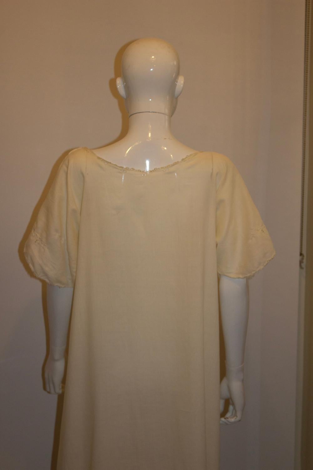 Une luxueuse robe de nuit en soie vintage, parfaite pour être portée le jour ou la nuit pendant les mois d'été. La robe est ornée de jolies broderies sur le devant et sur les manches. Il y a une petite réparation, qui n'est pas très visible