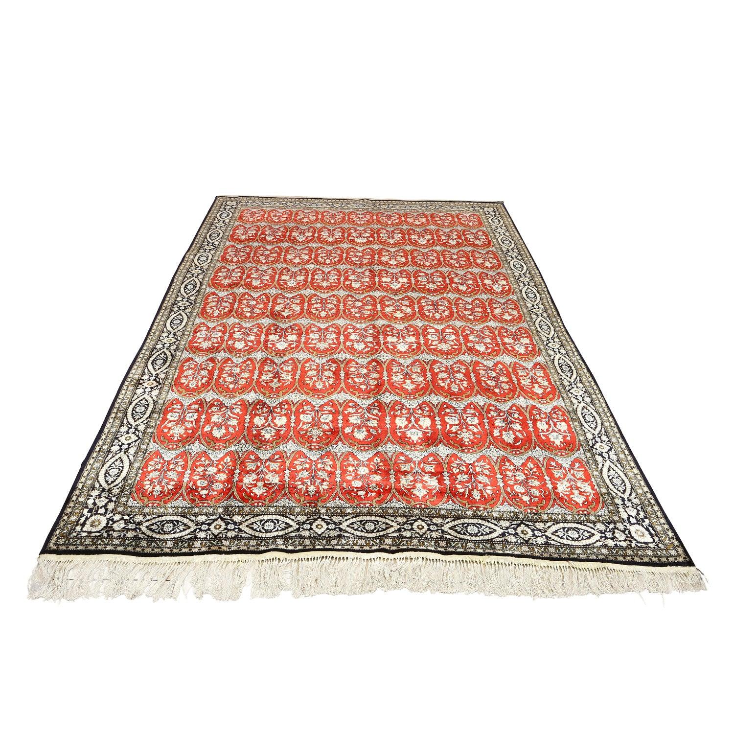 I tappeti Qom, provenienti dalla storica città di Qom, nell'Iran centrale, sono tra i più raffinati e lussuosi tappeti persiani disponibili. Rinomati per la loro intricata lavorazione artigianale, i colori vivaci e i disegni dettagliati, i tappeti