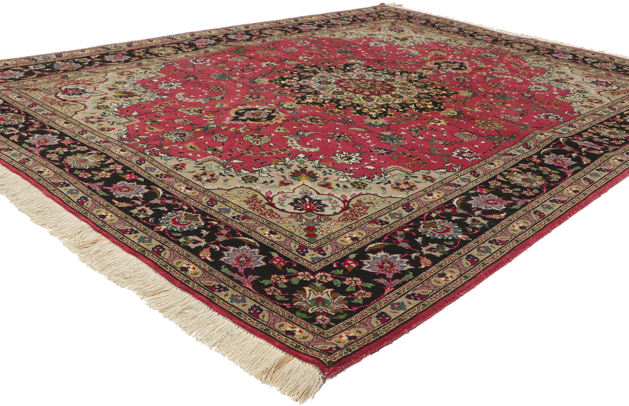 74399 Tapis persan vintage en soie Tabriz, 04'11 X 06'06. 
De l'élégance décontractée à la fraîcheur formelle, ce tapis Tabriz persan vintage en soie noué à la main est prêt à impressionner. Ses couleurs audacieuses évoquent un air de chaleur et de