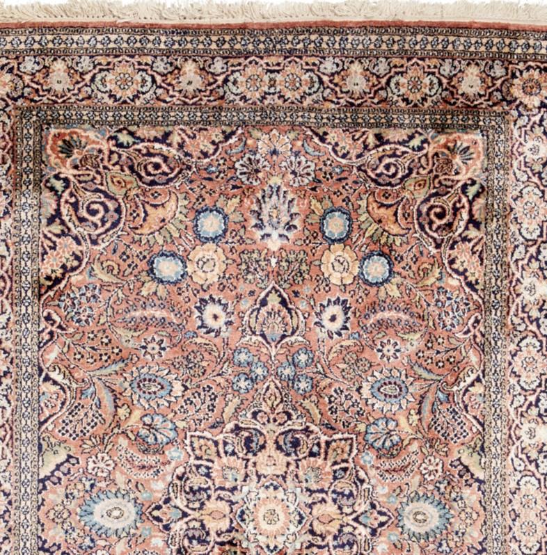 Vintage Kaschmir-Teppich aus Seidenflor aus Kaschmir mit Blumenmuster auf lachsrosa Grund (Sonstiges) im Angebot