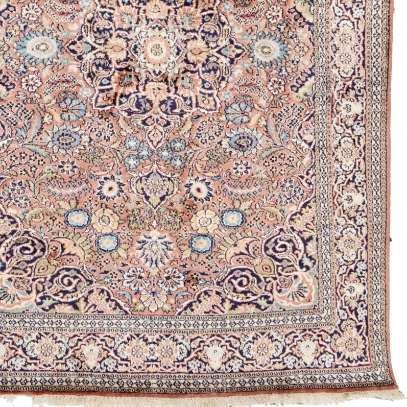 Vintage Kaschmir-Teppich aus Seidenflor aus Kaschmir mit Blumenmuster auf lachsrosa Grund (Indisch) im Angebot