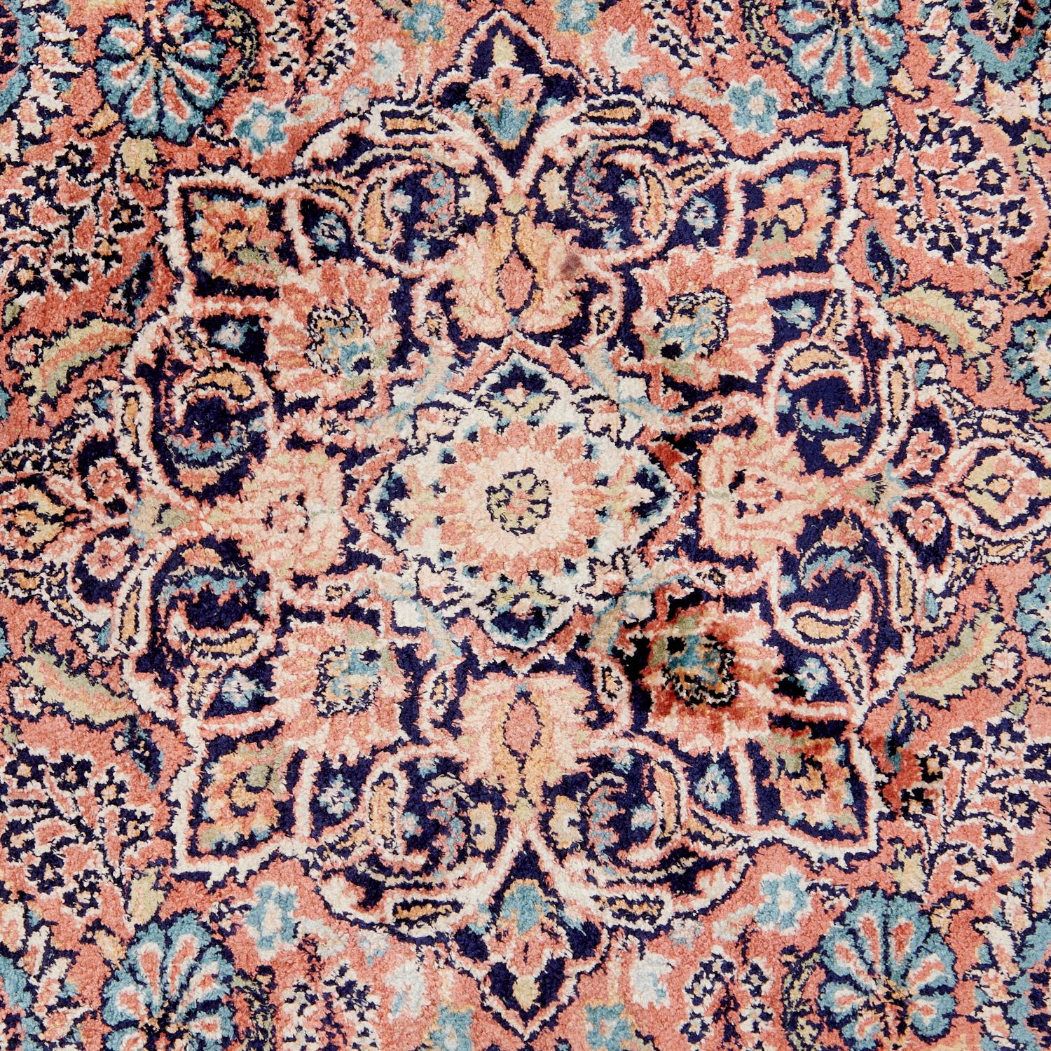 Noué à la main Tapis Cachemire vintage à poils de soie avec motifs floraux sur fond rose saumon en vente