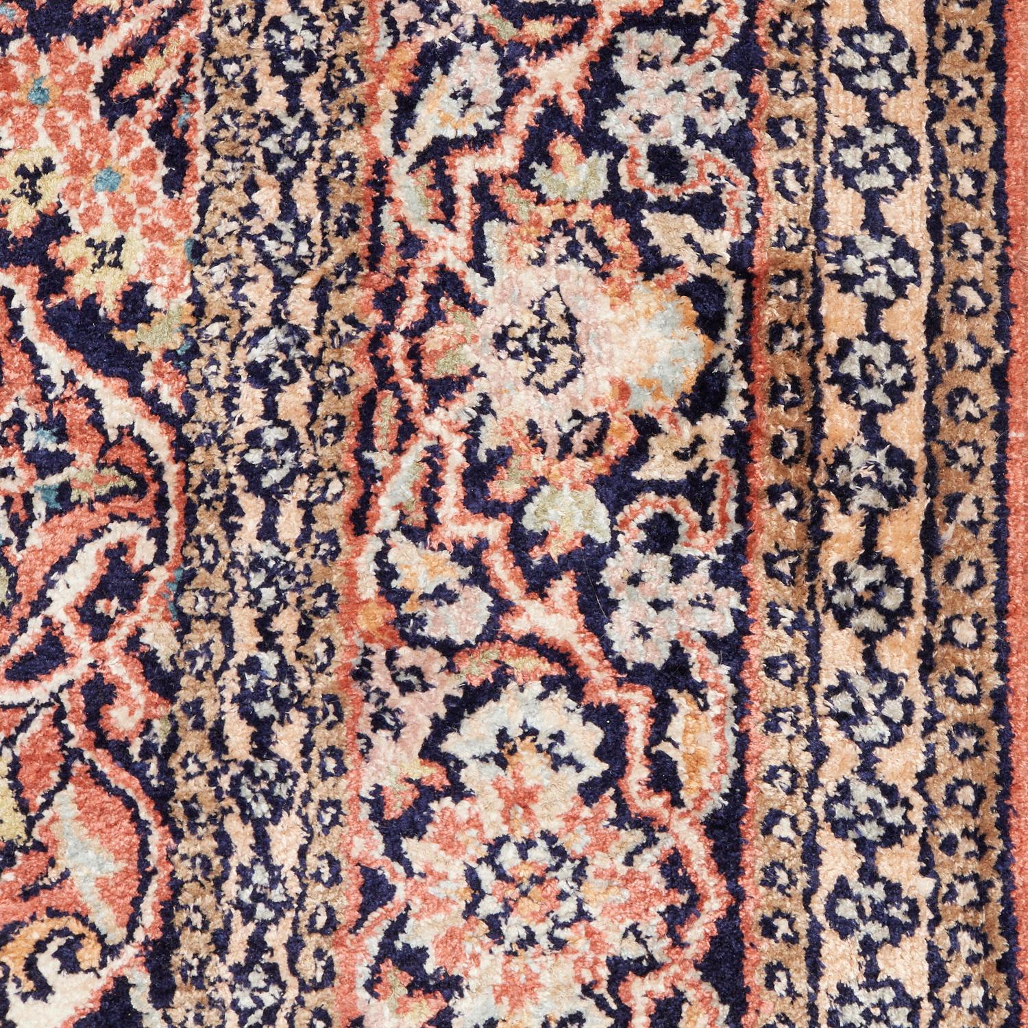 Vintage Kaschmir-Teppich aus Seidenflor aus Kaschmir mit Blumenmuster auf lachsrosa Grund (19. Jahrhundert) im Angebot