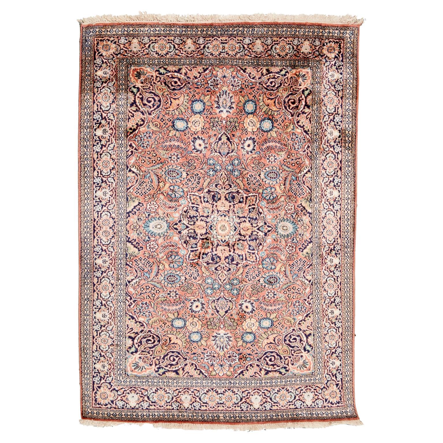 Vintage Kaschmir-Teppich aus Seidenflor aus Kaschmir mit Blumenmuster auf lachsrosa Grund im Angebot