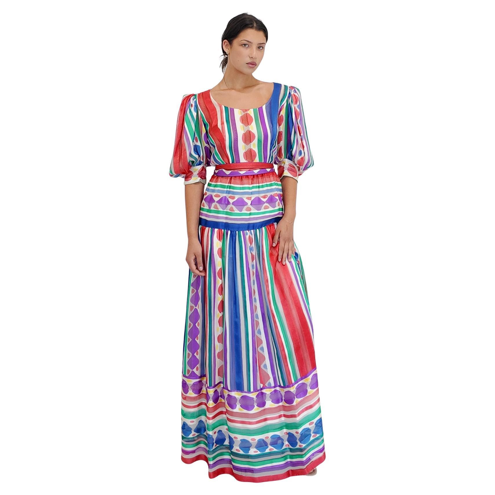 Robe ceinturée en soie imprimée colorée à rayures et à pois vintage