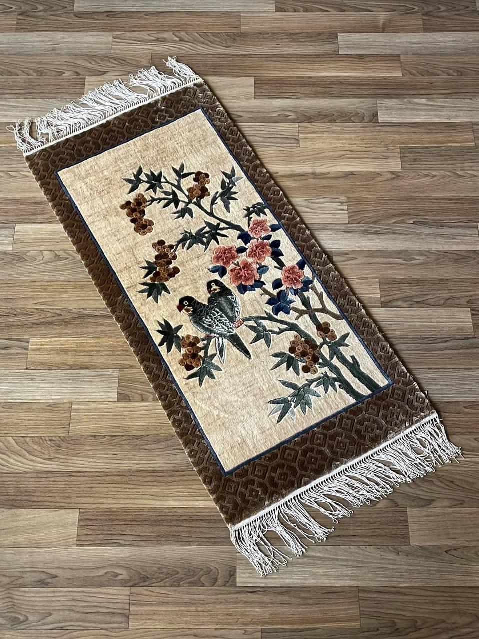 Vintage-Wandteppich aus Seide mit Vogelmotiv aus Seide im Zustand „Gut“ im Angebot in Los Angeles, CA