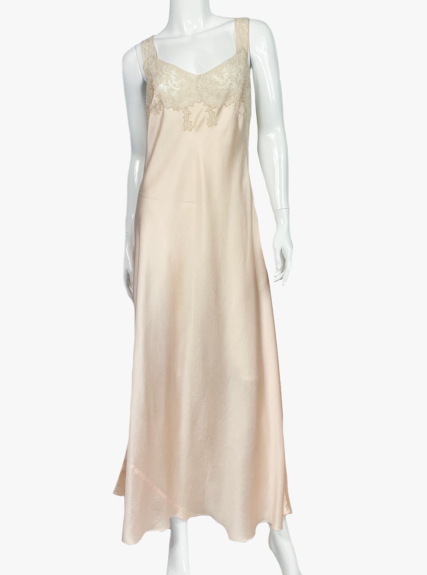 Stunning vintage silk sleep dress from the 30s.  Neckline and shoulder straps are made of the finest lace.  Soft peach silk in very good condition.

Additional information:
Size: S
Condition: Very good vintage condition. 

........Additional
