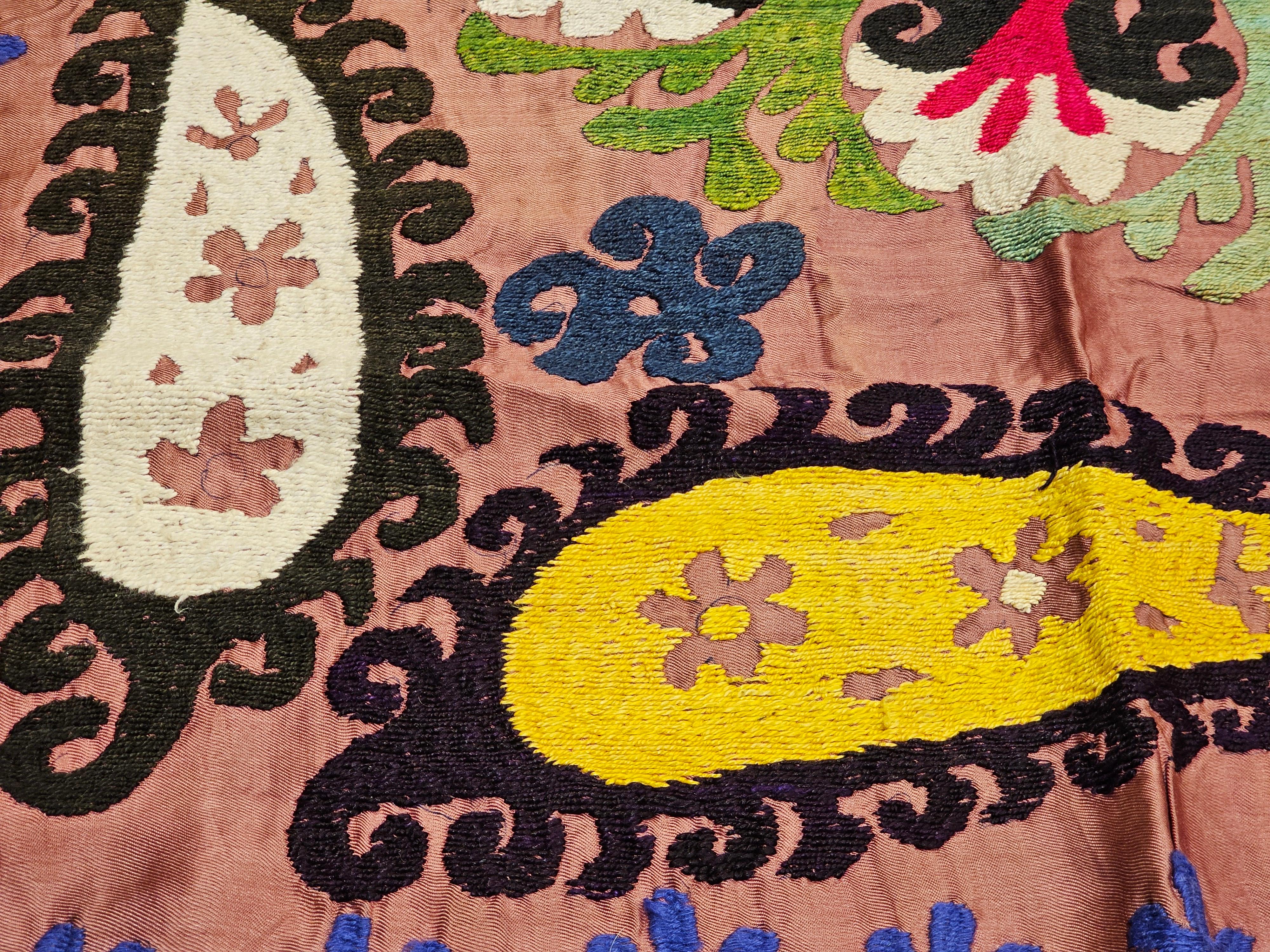 Vintage Suzani-Wandteppich aus Seide, handbestickt, mit einem Paar Teilridges aus Seide  im Angebot 3