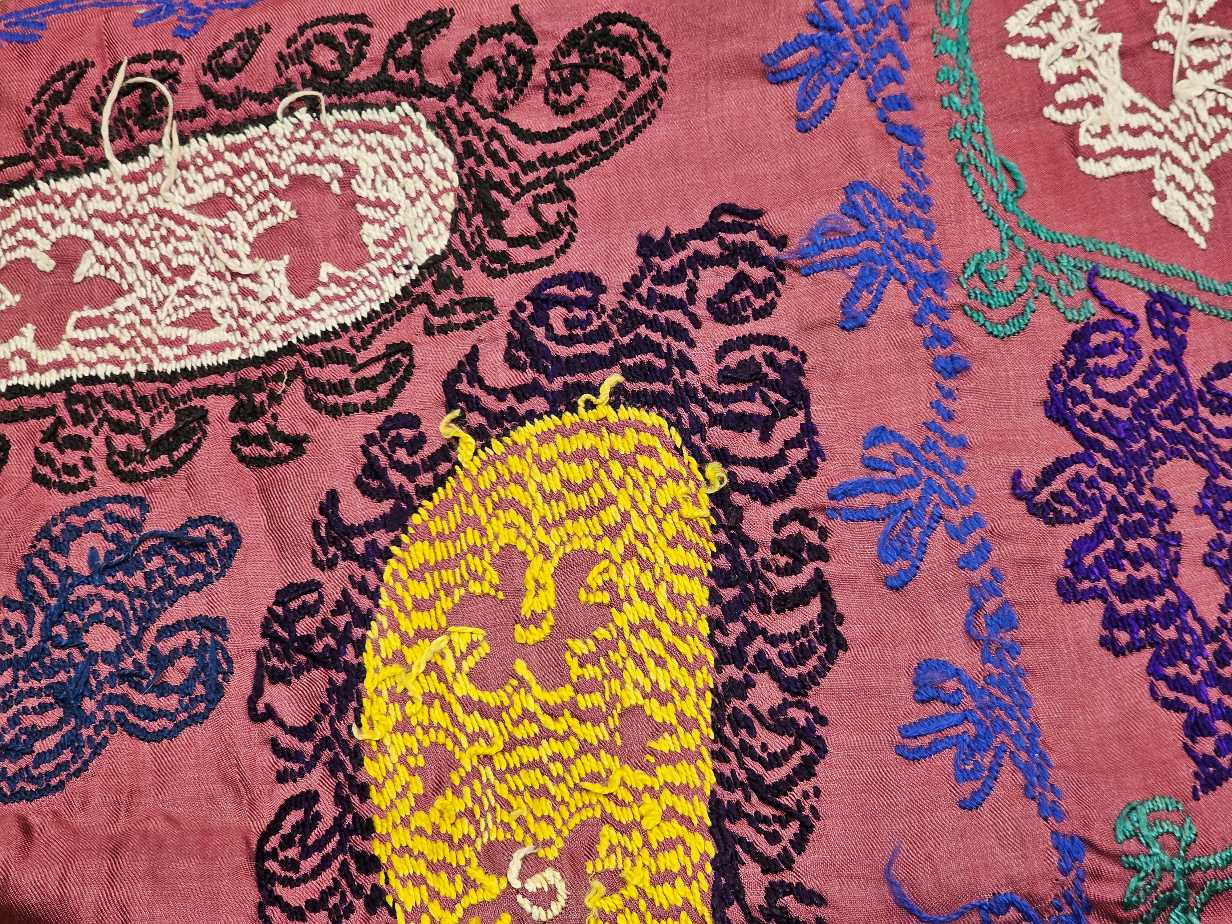 Vintage Suzani-Wandteppich aus Seide, handbestickt, mit einem Paar Teilridges aus Seide  im Angebot 4