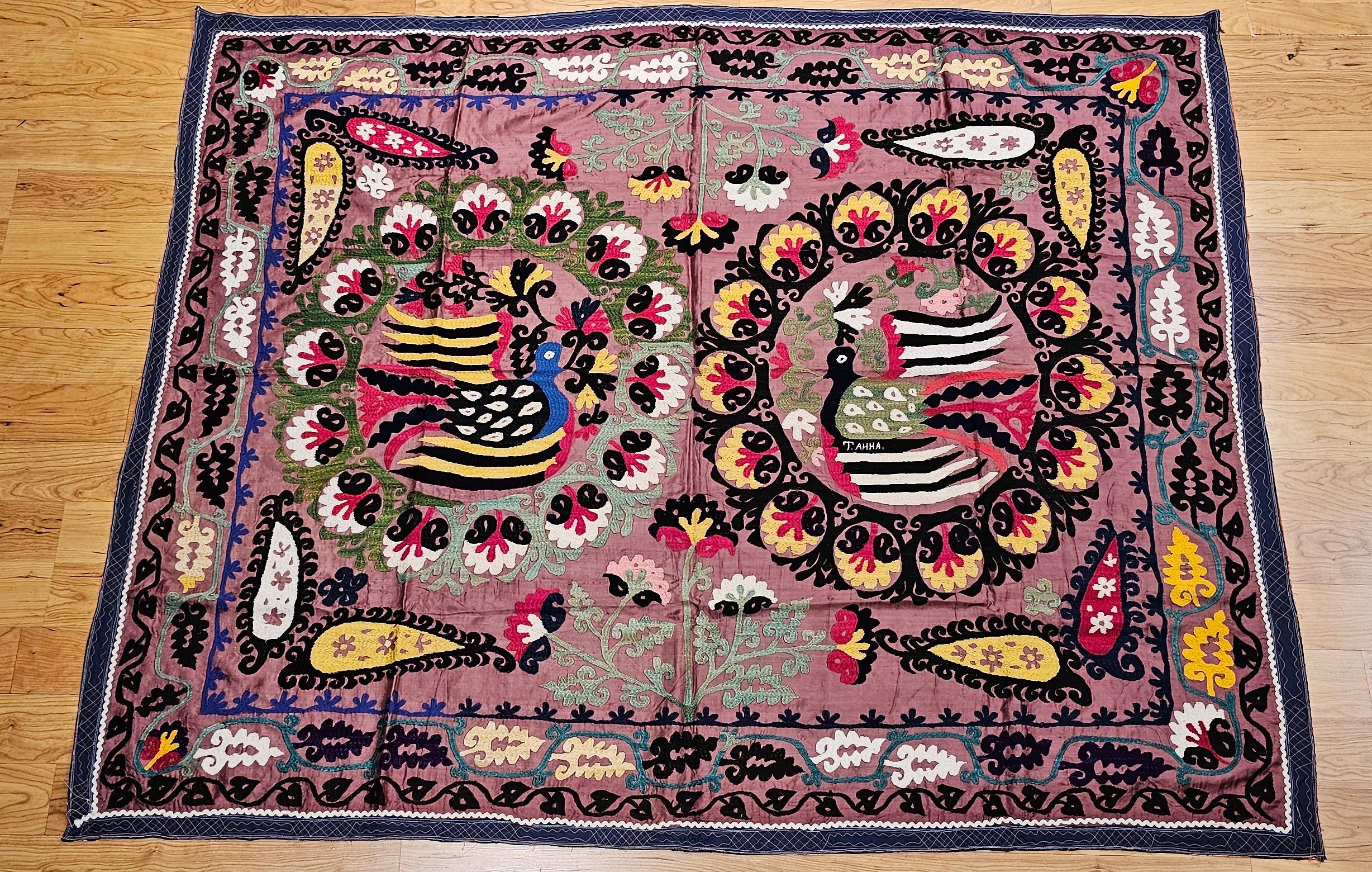 Vintage Seide Suzani Hand bestickt Wandteppich mit einem Paar von Rebhühnern aus Usbekistan in Zentralasien. Das Design dieser Suzani-Stickerei ist sehr einzigartig und unterscheidet sich von den meisten Suzani-Stickereien, die ein Medaillon-Design