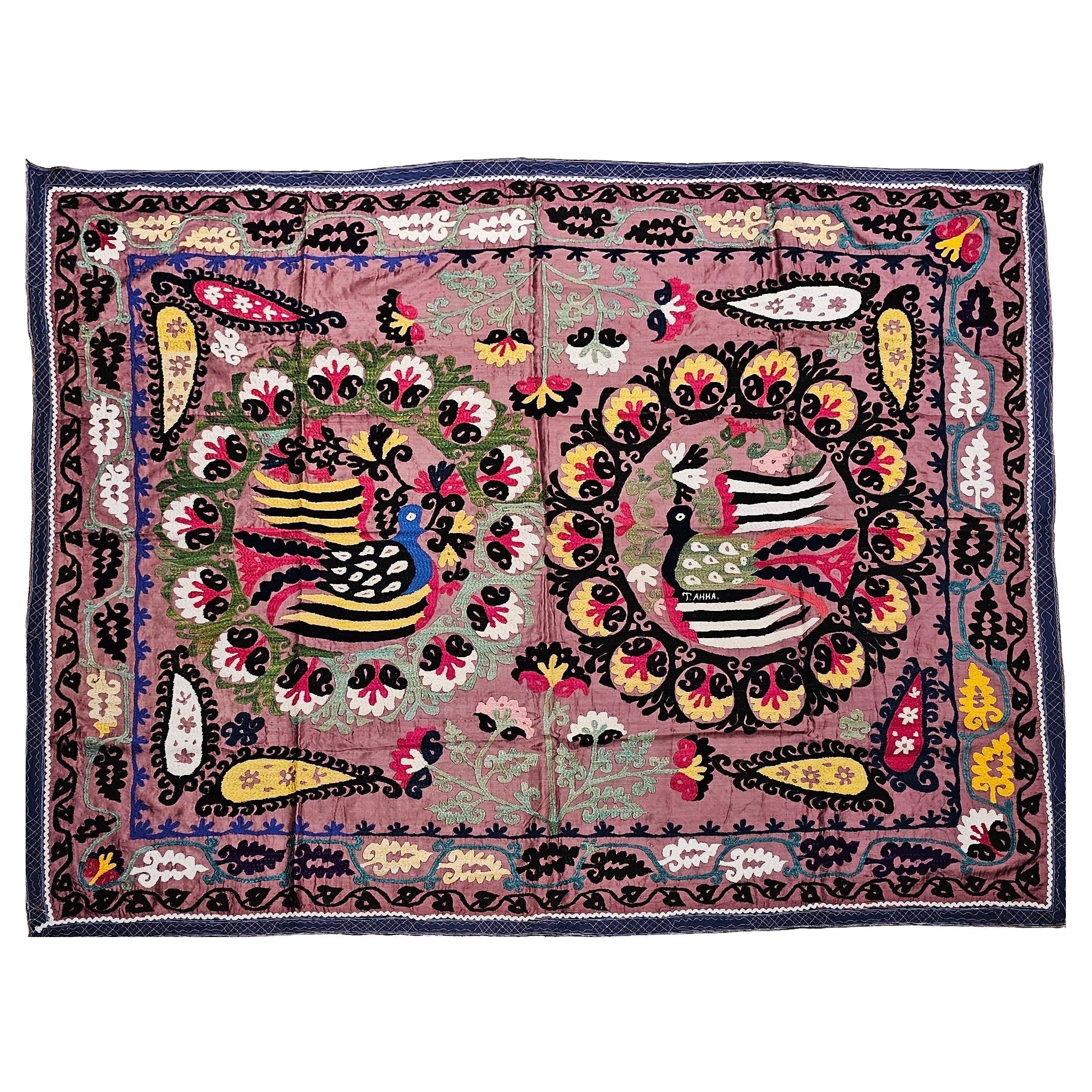 Vintage Suzani-Wandteppich aus Seide, handbestickt, mit einem Paar Teilridges aus Seide  im Angebot