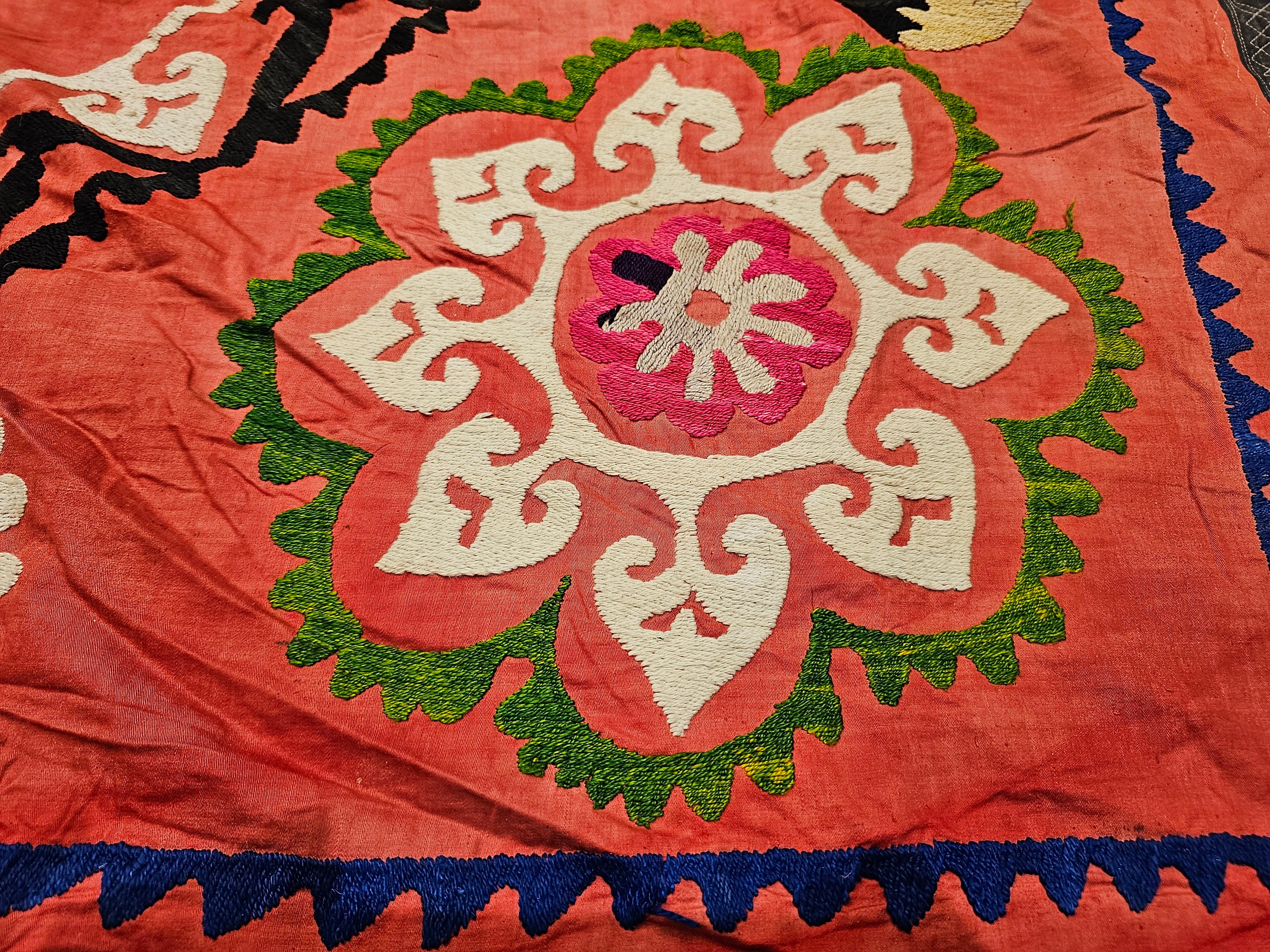 Handbestickter Suzani-Wandteppich aus Seide mit einem Pfauenpaar  im Angebot 7