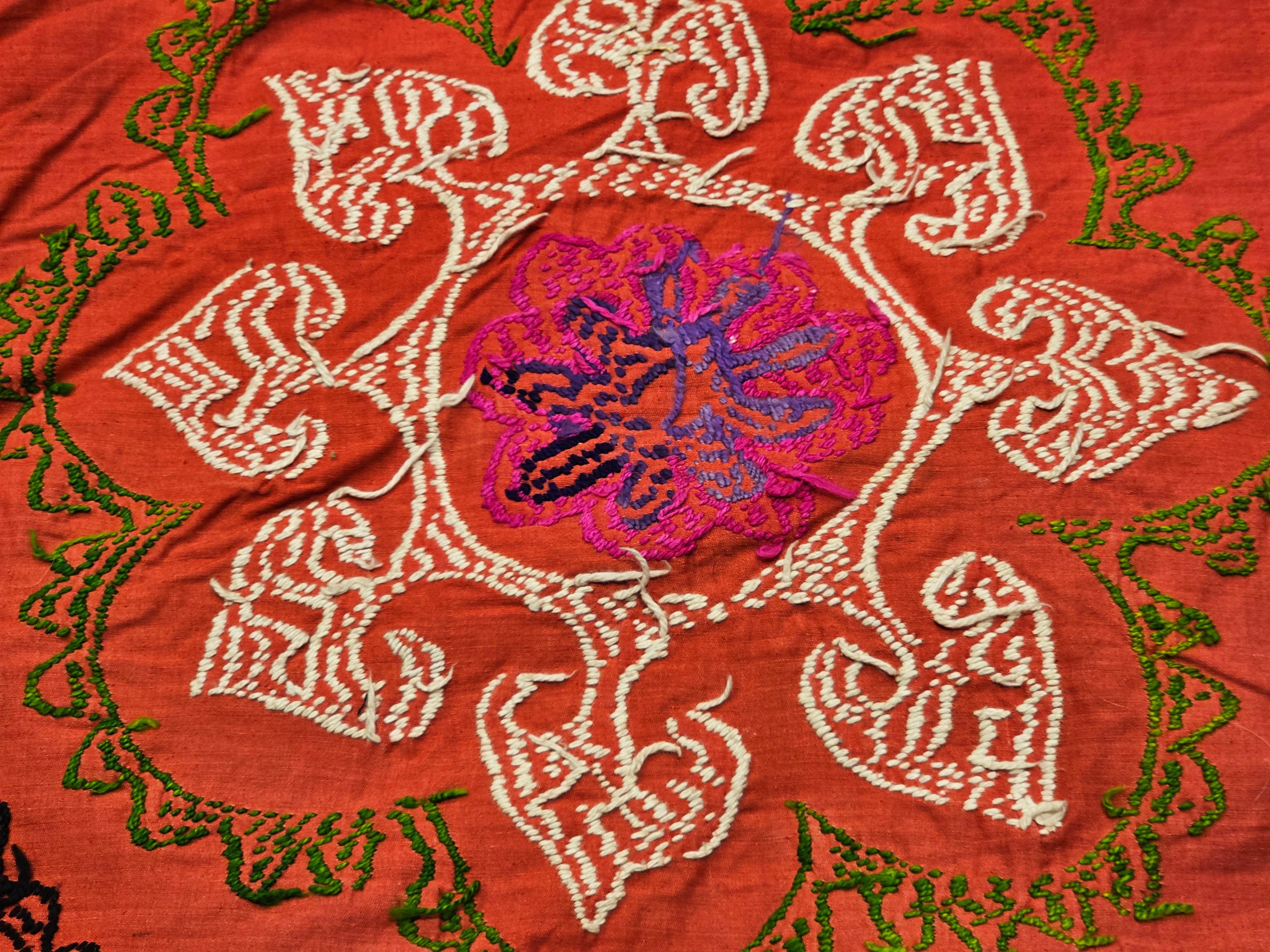 Handbestickter Suzani-Wandteppich aus Seide mit einem Pfauenpaar  im Angebot 8