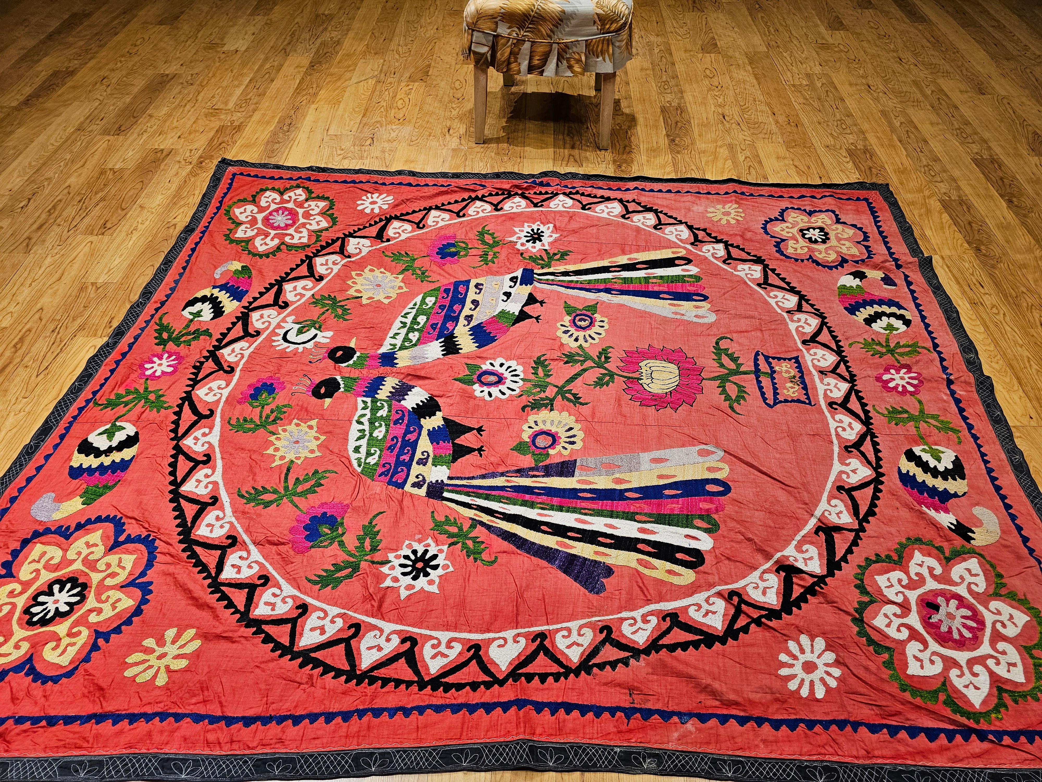 Handbestickter Suzani-Wandteppich aus Seide mit einem Pfauenpaar  im Angebot 12