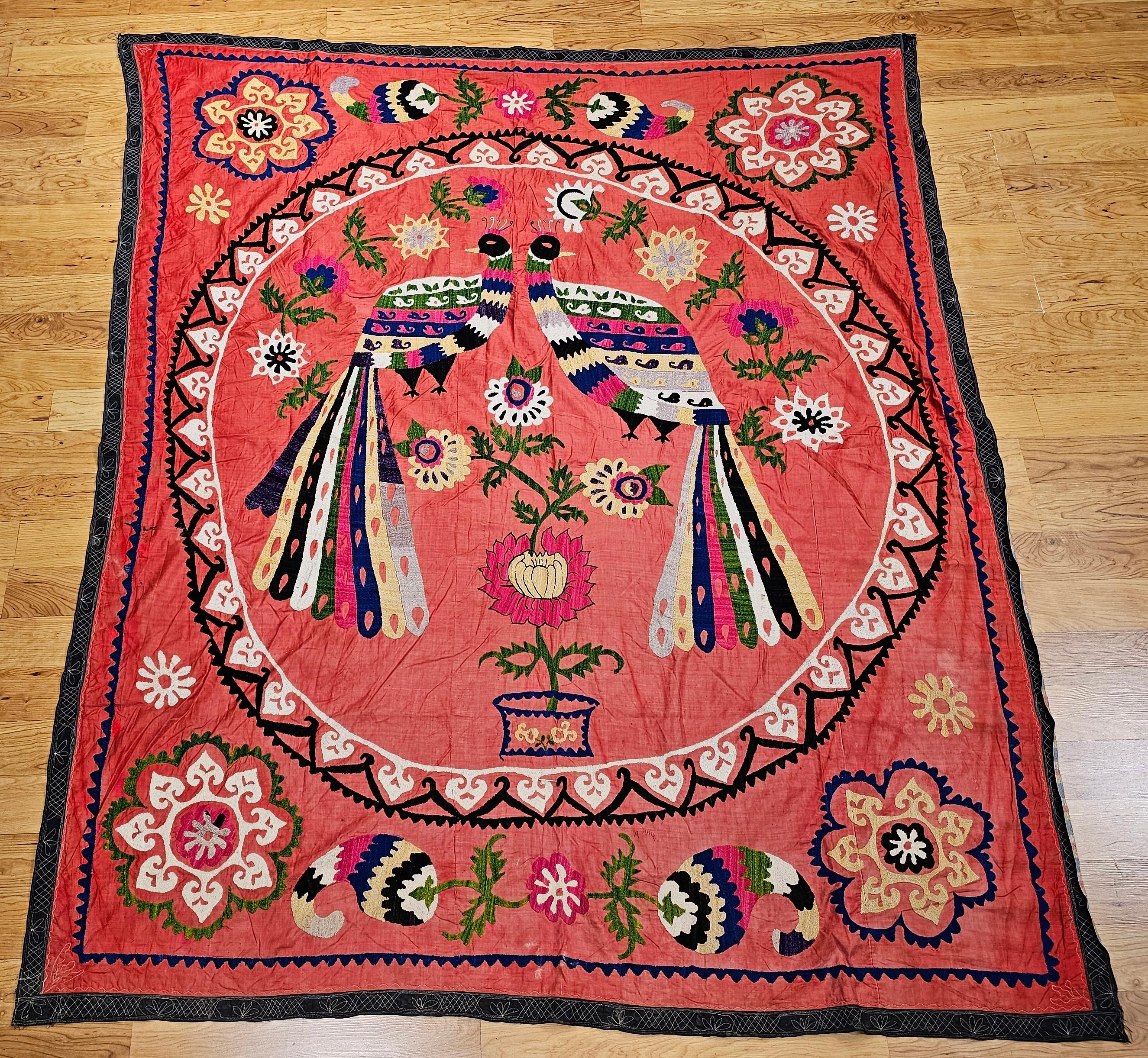 Vintage Seide Suzani Hand bestickt Wandteppich mit einem Paar Pfauen aus Usbekistan in Zentralasien.   Das Design dieser Suzani-Stickerei ist sehr einzigartig und unterscheidet sich von den meisten Suzani-Stickereien, die ein Medaillon-Design haben.