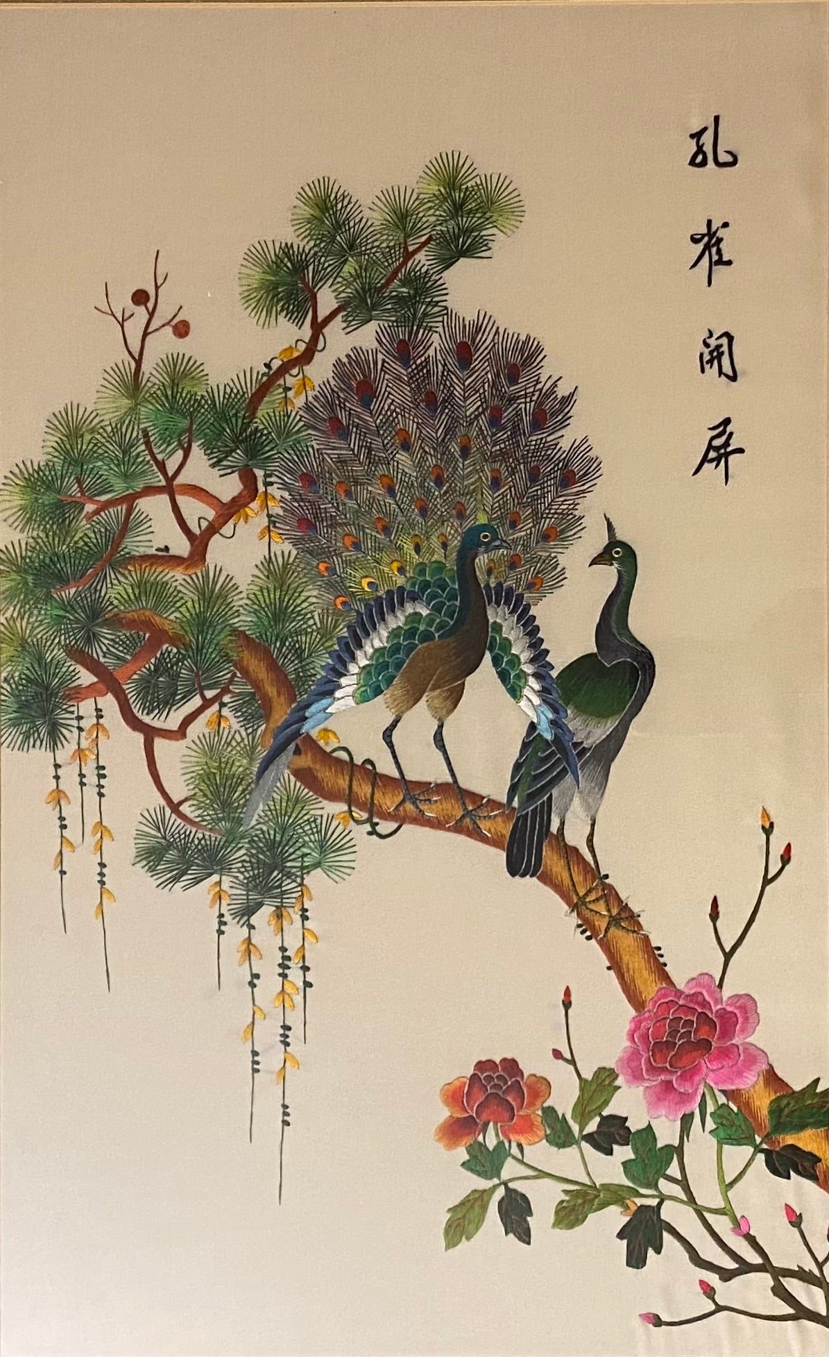 Original signiertes Kunstwerk der Suzhou-Stickerei und ihrer Bedeutung für die chinesische Kultur als Kunstform. 

Atemberaubend schöne und traditionelle Arbeit in dieser Vintage-Seidenfaden-Wandkunst von Flora und Fauna. Jeder Stich wird in