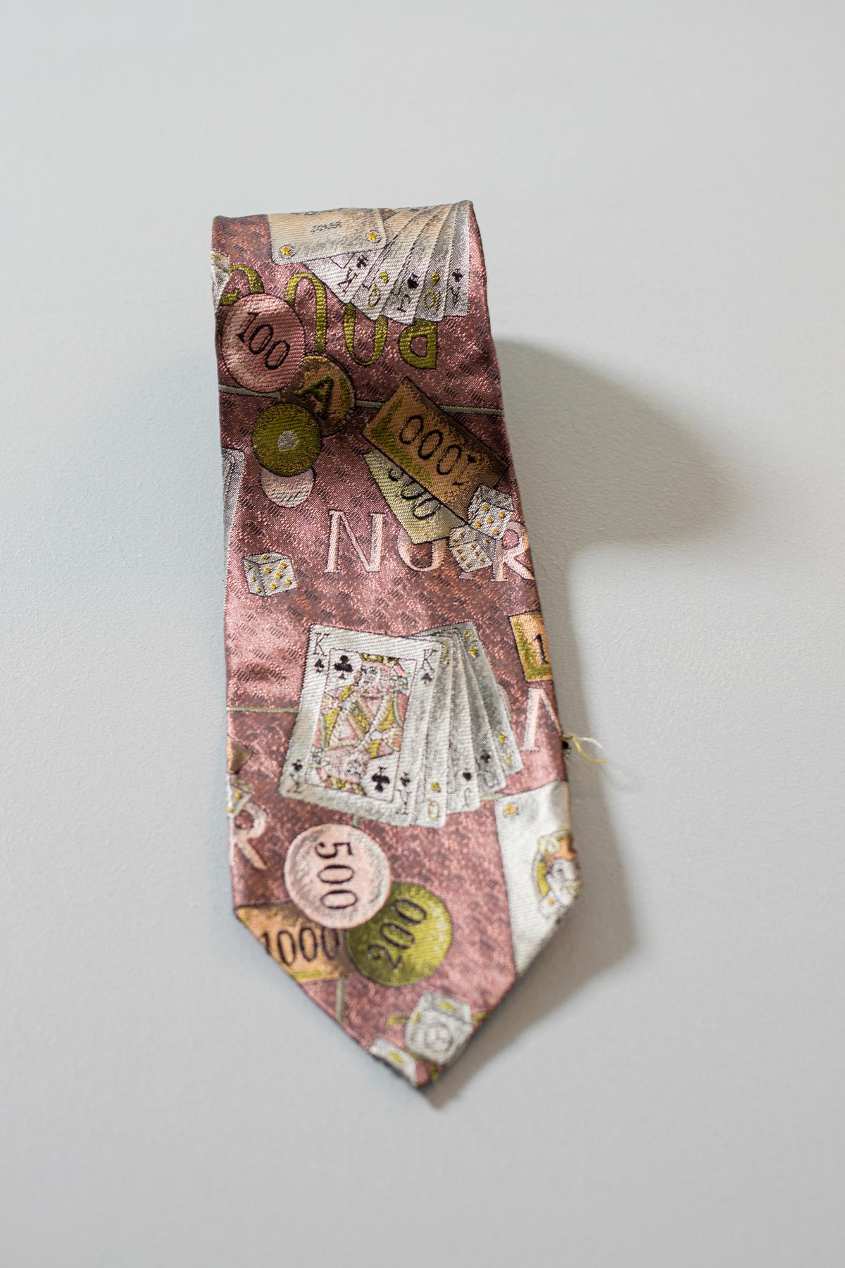 Vintage silk tie with playing cards by Moschino In Good Condition For Sale In Milano, IT