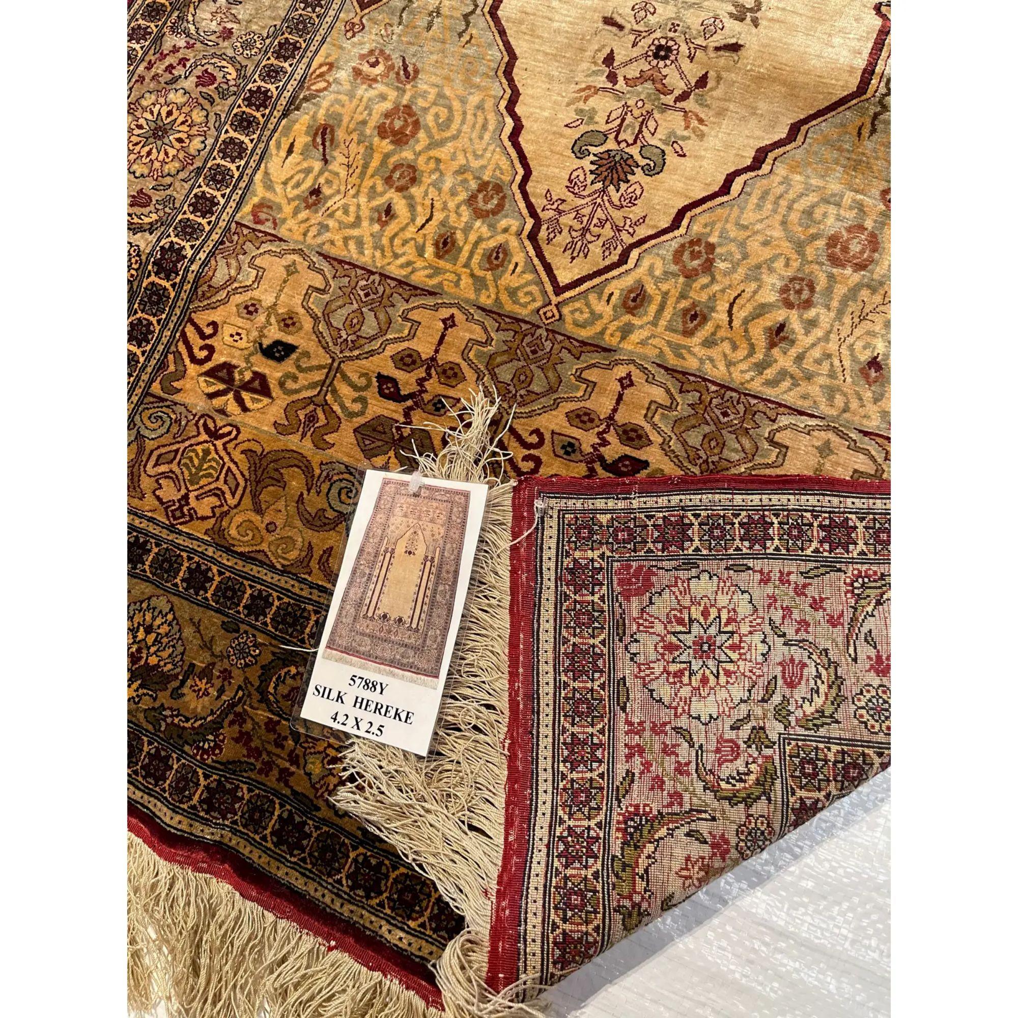 Petit tapis turc vintage en soie Hereke de 4'2'' X 2'5'' Bon état - En vente à Los Angeles, US
