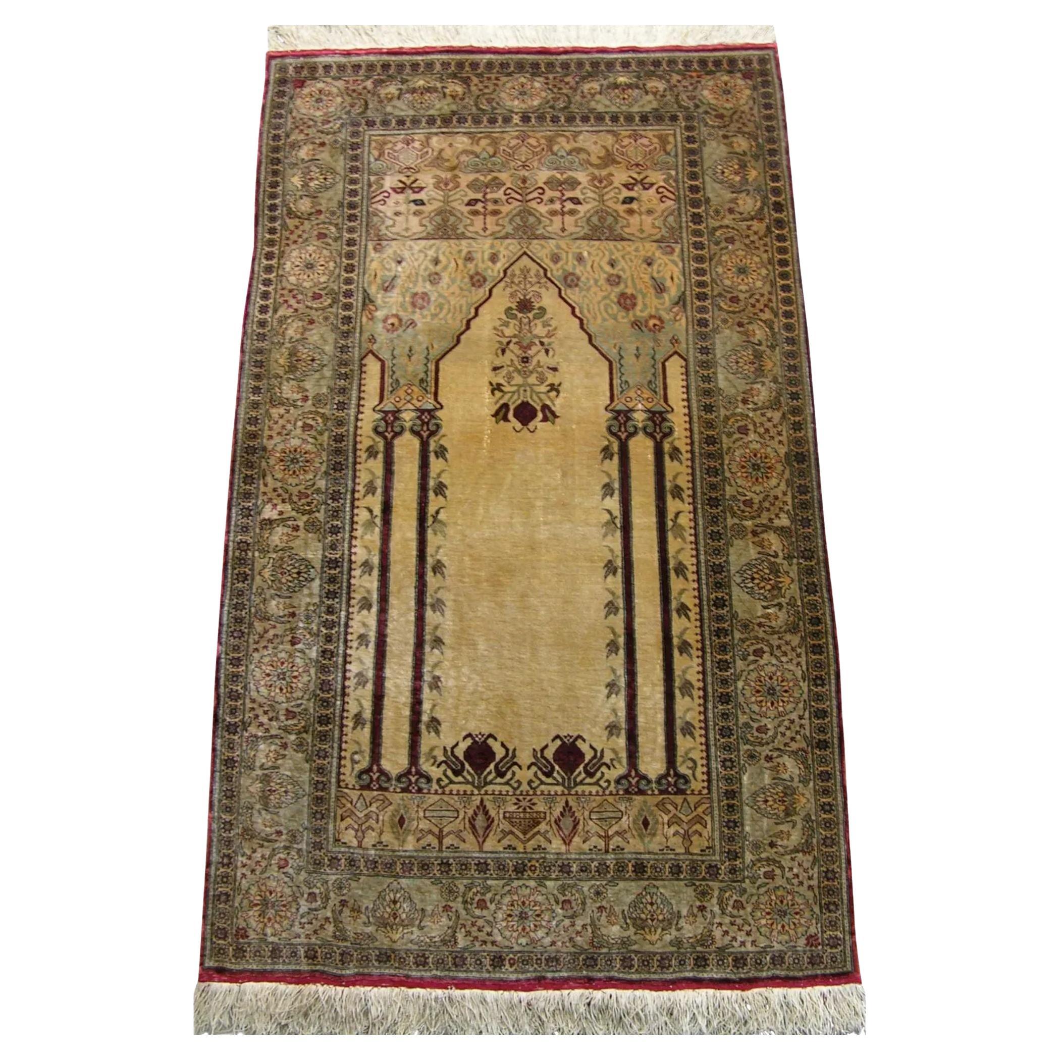Petit tapis turc vintage en soie Hereke de 4'2'' X 2'5'' en vente