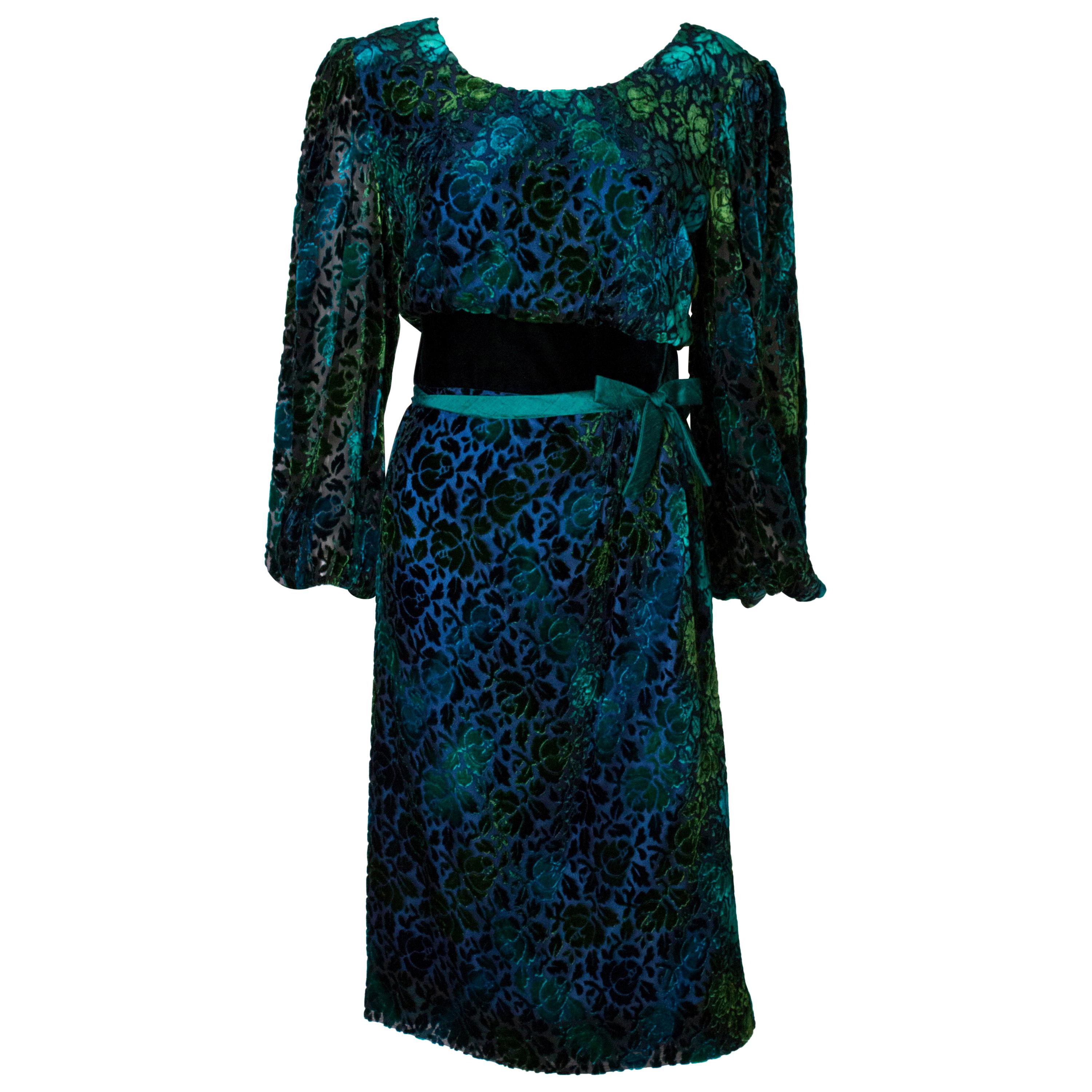 Donald Campbell - Robe vintage en velours de soie en vente