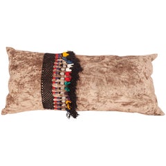 Funda de almohada de terciopelo de seda decorada con borlas uzbekas antiguas, mediados del siglo XX