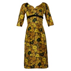 Abito da cocktail vintage in seta gialla con stampa floreale, anni '50-'60