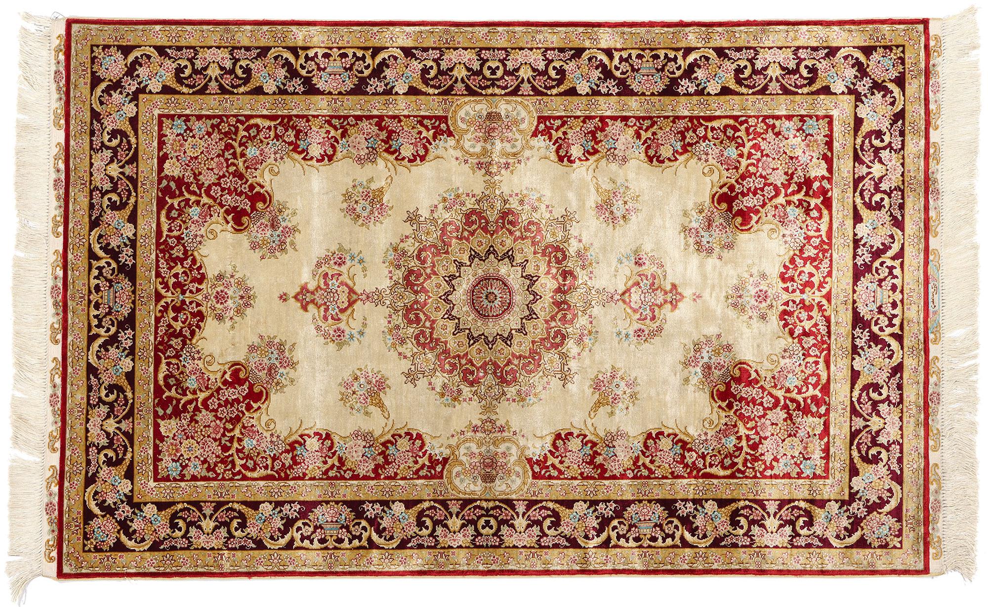 Tapis vintage soyeux de style Qum, l'Elegance Timeless rencontre la Sophistication tranquille en vente 2
