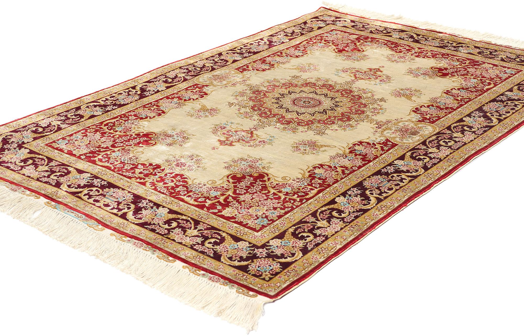 78810 Tapis chinois vintage en soie Qum, 03'01 x 04'11. Les tapis chinois Qum vintage en viscose noués à la main sont des revêtements de sol tissés de manière complexe qui s'inspirent des tapis Qum persans traditionnels, mêlant des éléments