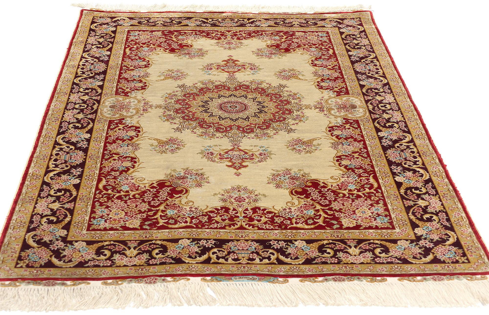 Sarouk Farahan Tapis vintage soyeux de style Qum, l'Elegance Timeless rencontre la Sophistication tranquille en vente