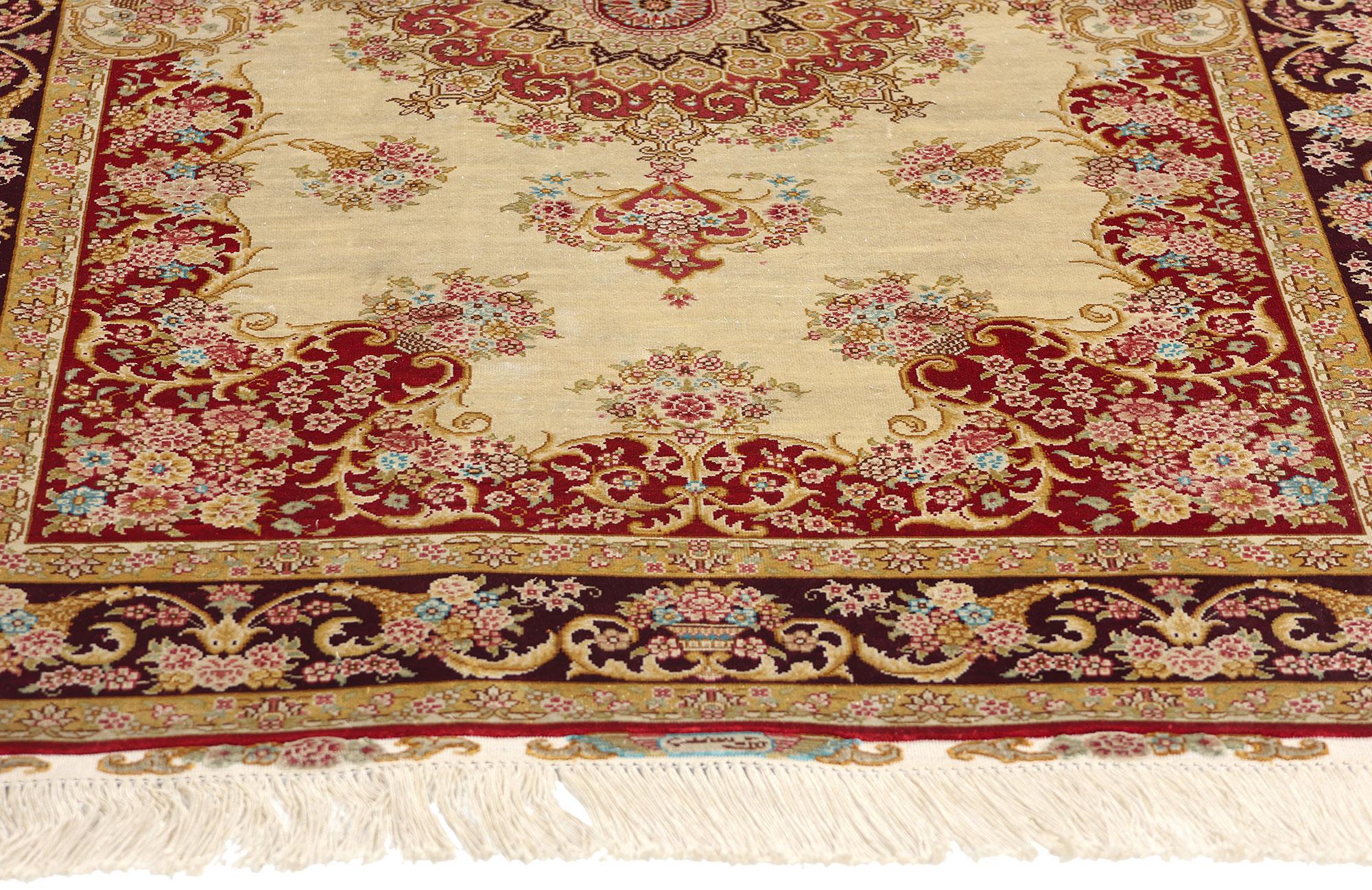 Chinois Tapis vintage soyeux de style Qum, l'Elegance Timeless rencontre la Sophistication tranquille en vente