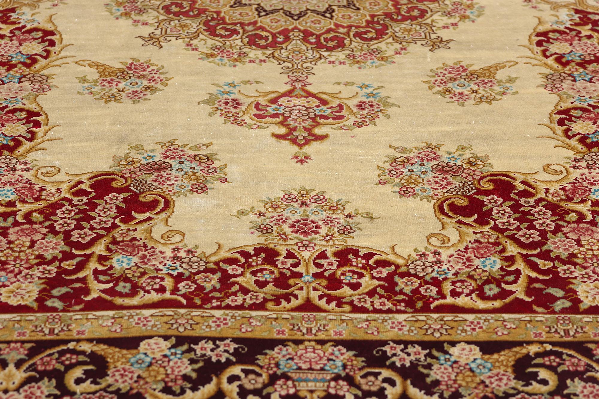 Noué à la main Tapis vintage soyeux de style Qum, l'Elegance Timeless rencontre la Sophistication tranquille en vente