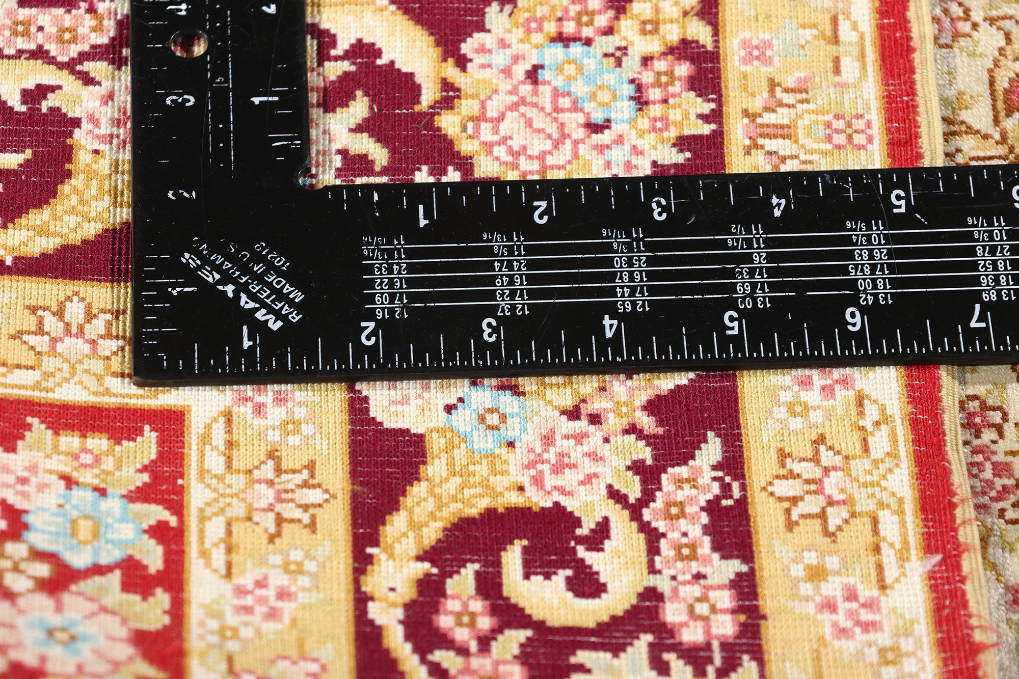 Tapis vintage soyeux de style Qum, l'Elegance Timeless rencontre la Sophistication tranquille Bon état - En vente à Dallas, TX