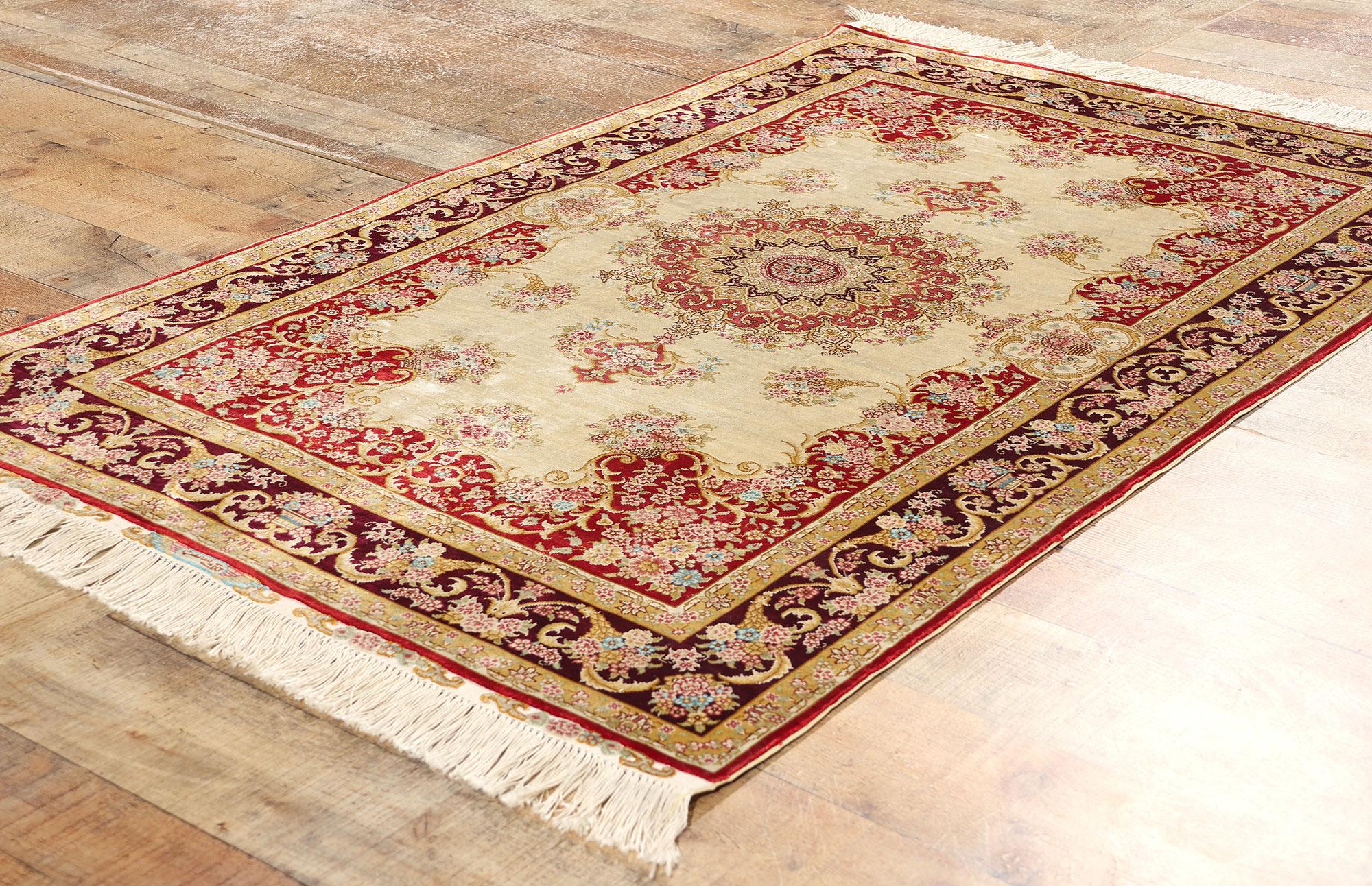 20ième siècle Tapis vintage soyeux de style Qum, l'Elegance Timeless rencontre la Sophistication tranquille en vente