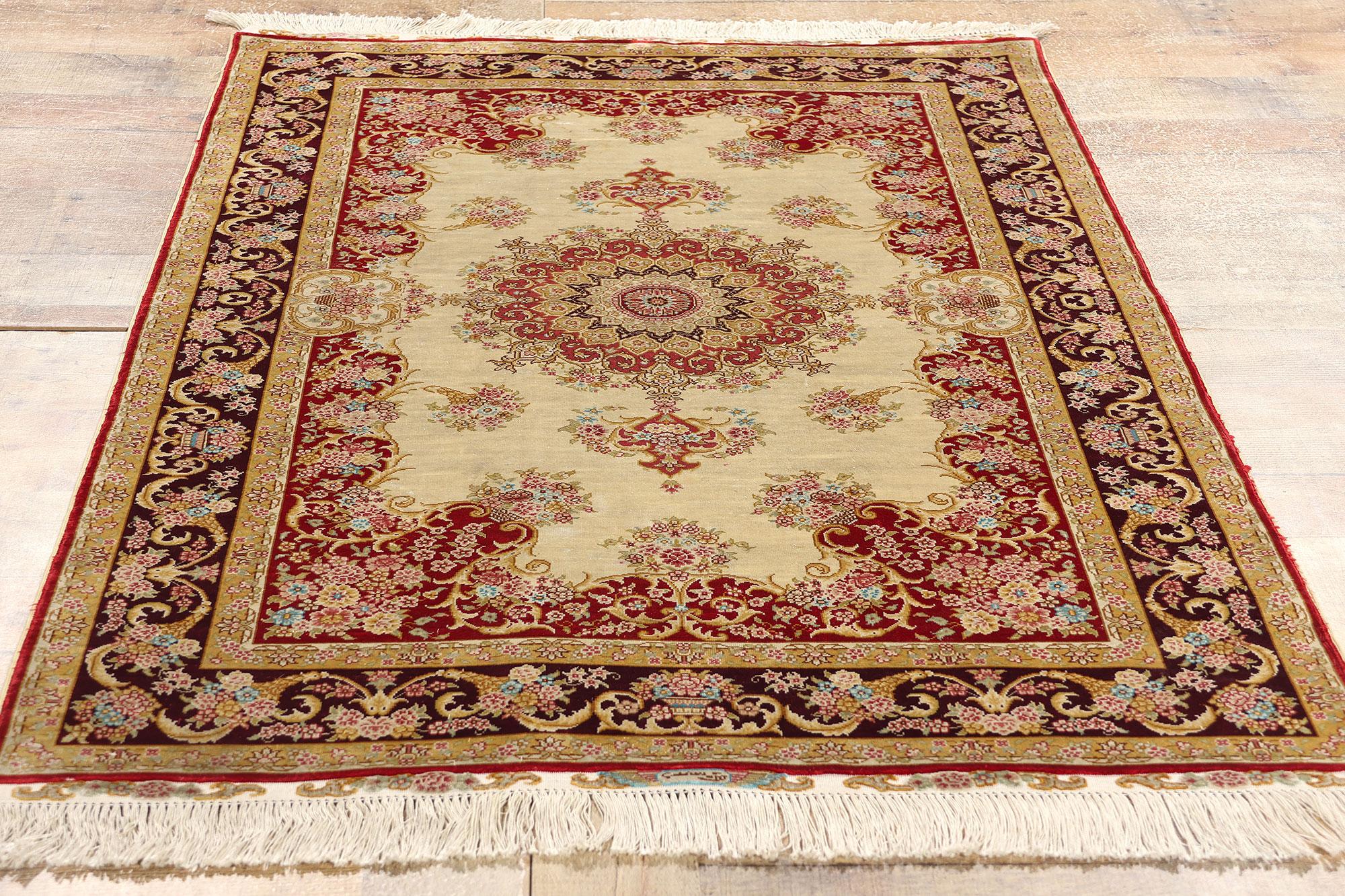Soie Tapis vintage soyeux de style Qum, l'Elegance Timeless rencontre la Sophistication tranquille en vente