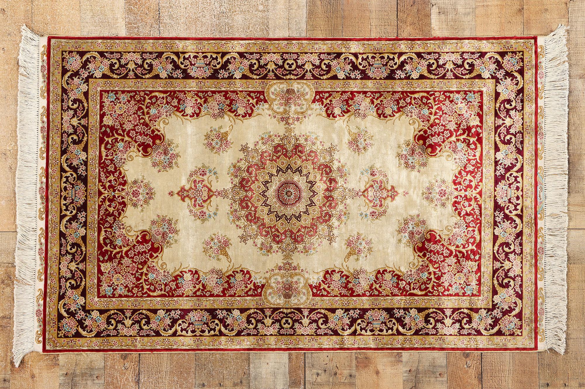 Tapis vintage soyeux de style Qum, l'Elegance Timeless rencontre la Sophistication tranquille en vente 1