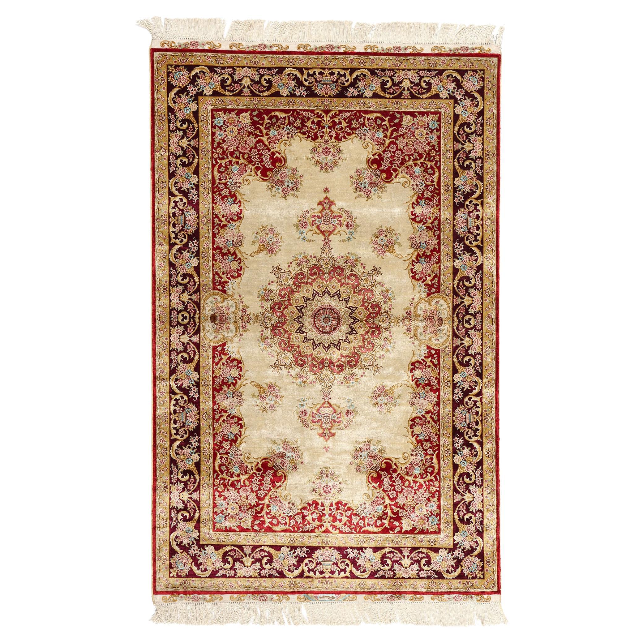 Tapis vintage soyeux de style Qum, l'Elegance Timeless rencontre la Sophistication tranquille en vente