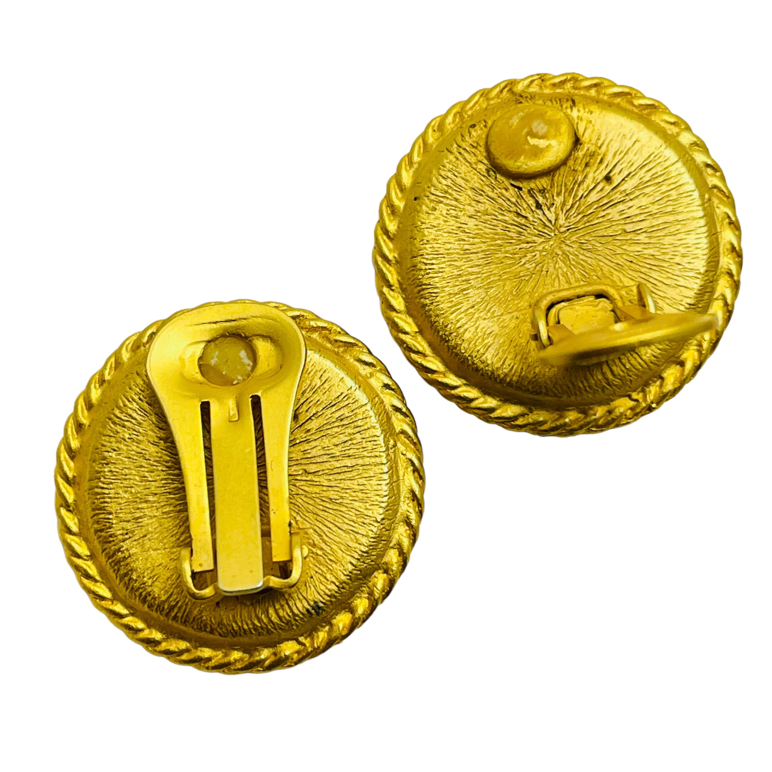 Vintage silver ancient coin gold etruscan designer clip on earrings In Good Condition For Sale In Palos Hills, IL
