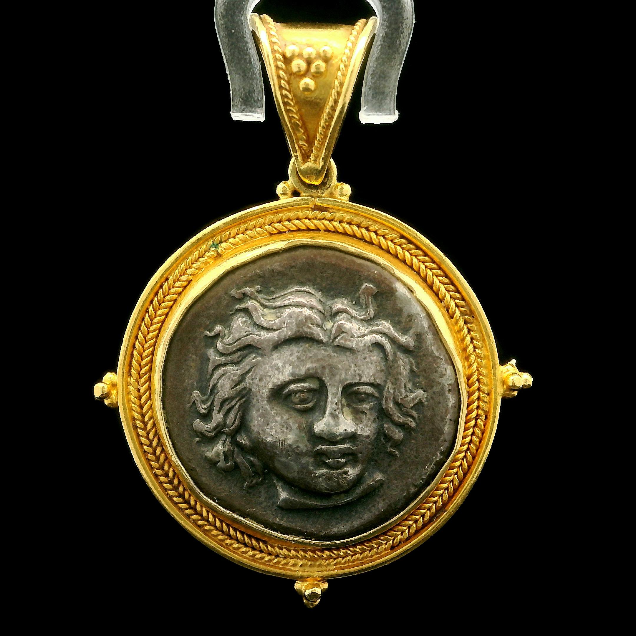 Matière : Pièce de monnaie en argent massif avec cadre et boucle en or jaune 22k
Poids total : 13,66 grammes
Largeur : 28mm (1.1