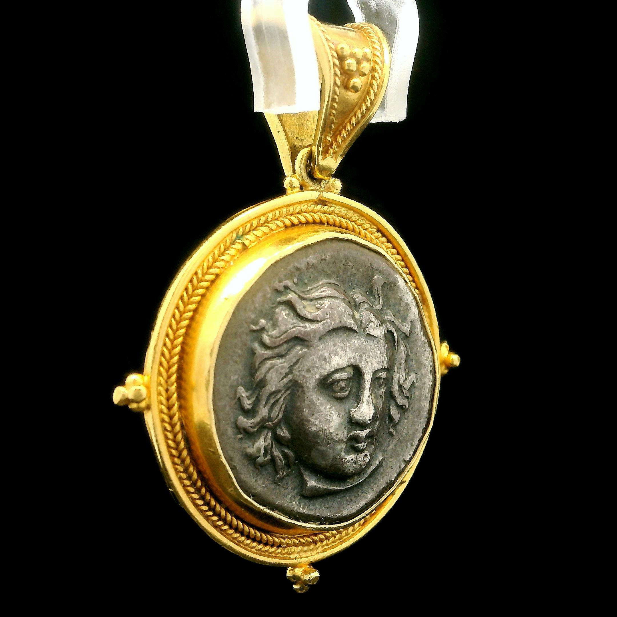Pendentif ancien en argent avec cadre en or jaune 22 carats à motif de blé et de perles Excellent état - En vente à Montclair, NJ