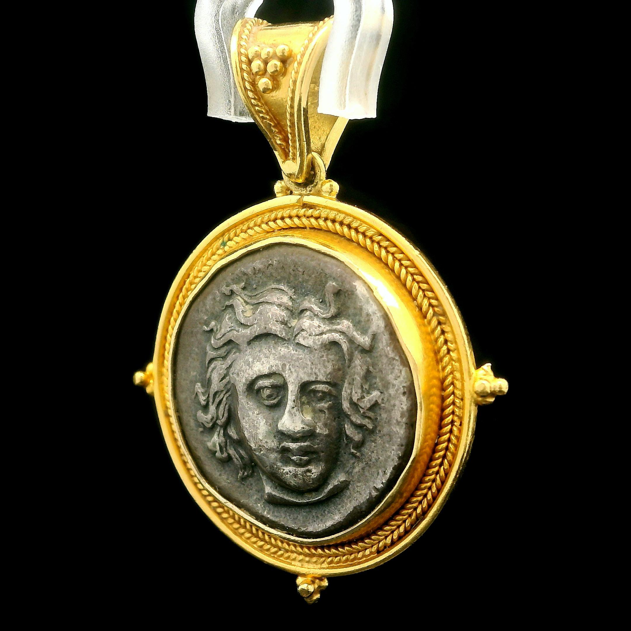 Pendentif ancien en argent avec cadre en or jaune 22 carats à motif de blé et de perles Unisexe en vente