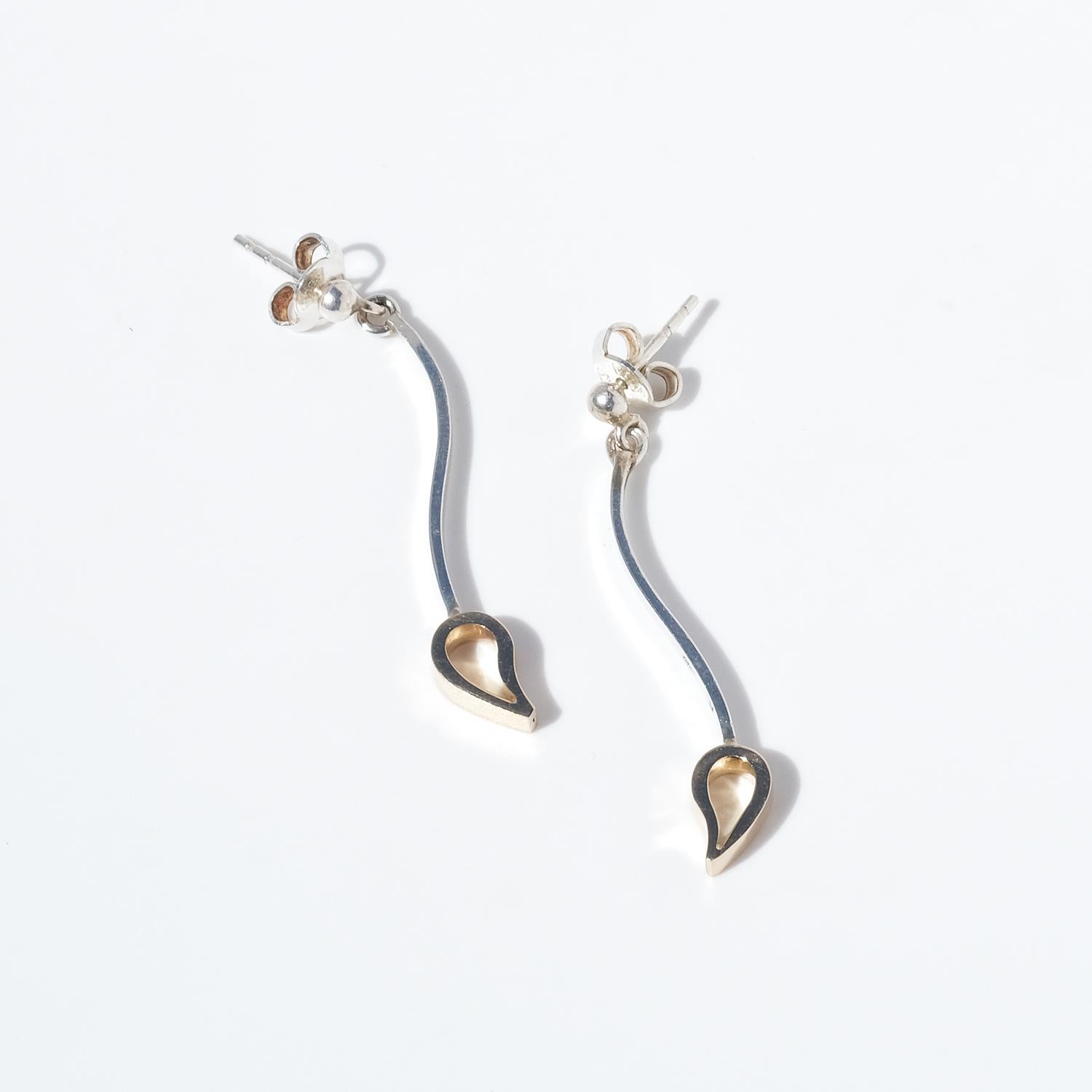 Vintage Silver and 18K Gold Drop Earrings by Swedish Master Göran Kuhlin im Zustand „Gut“ im Angebot in Stockholm, SE