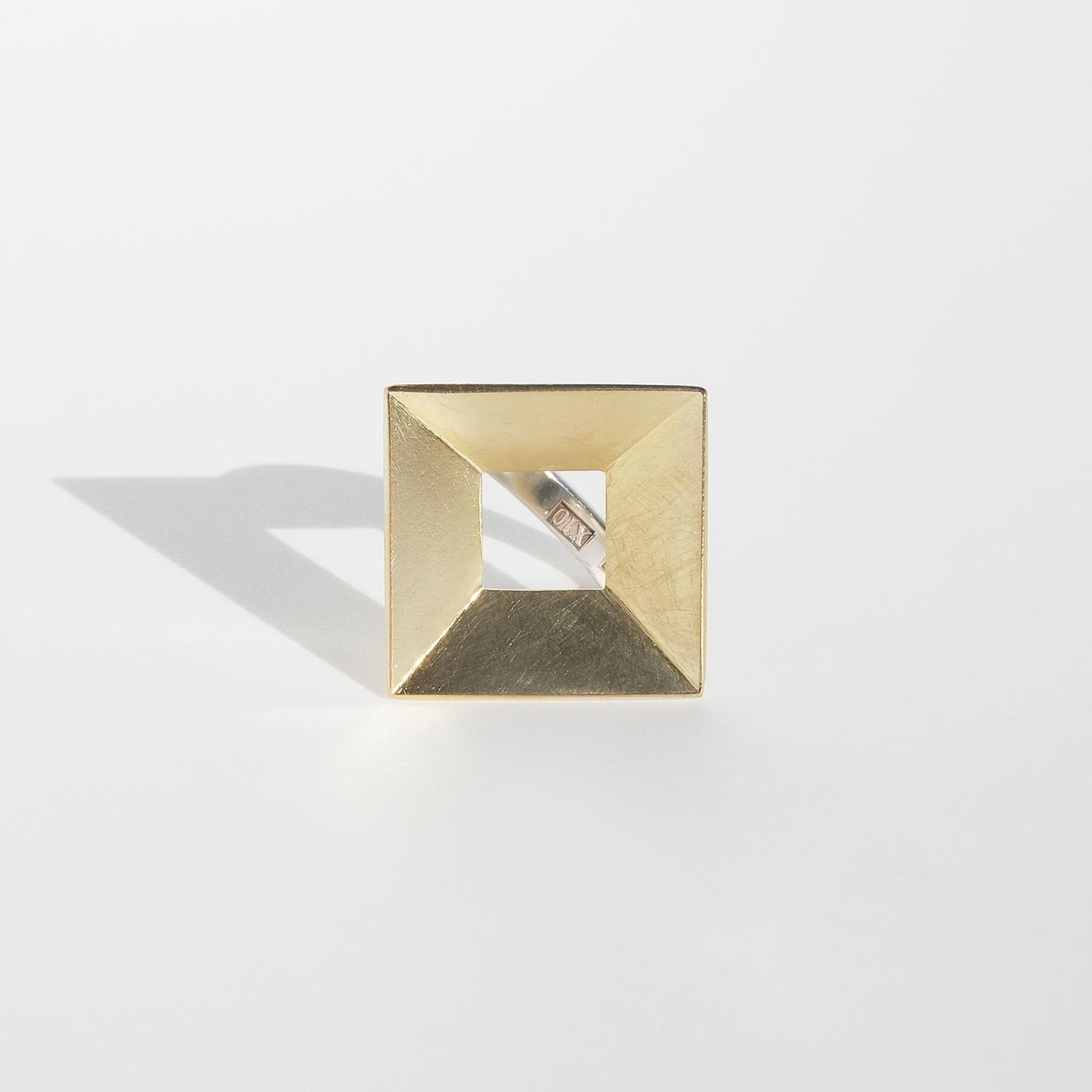 This sterling silver ring is adorned with a 18 karat gold, twisted square creation.

The twisted square resembles an art frame in which your finger will form the motif. This is a ring you can wear anytime and always.

Marie Fernström is a Swedish