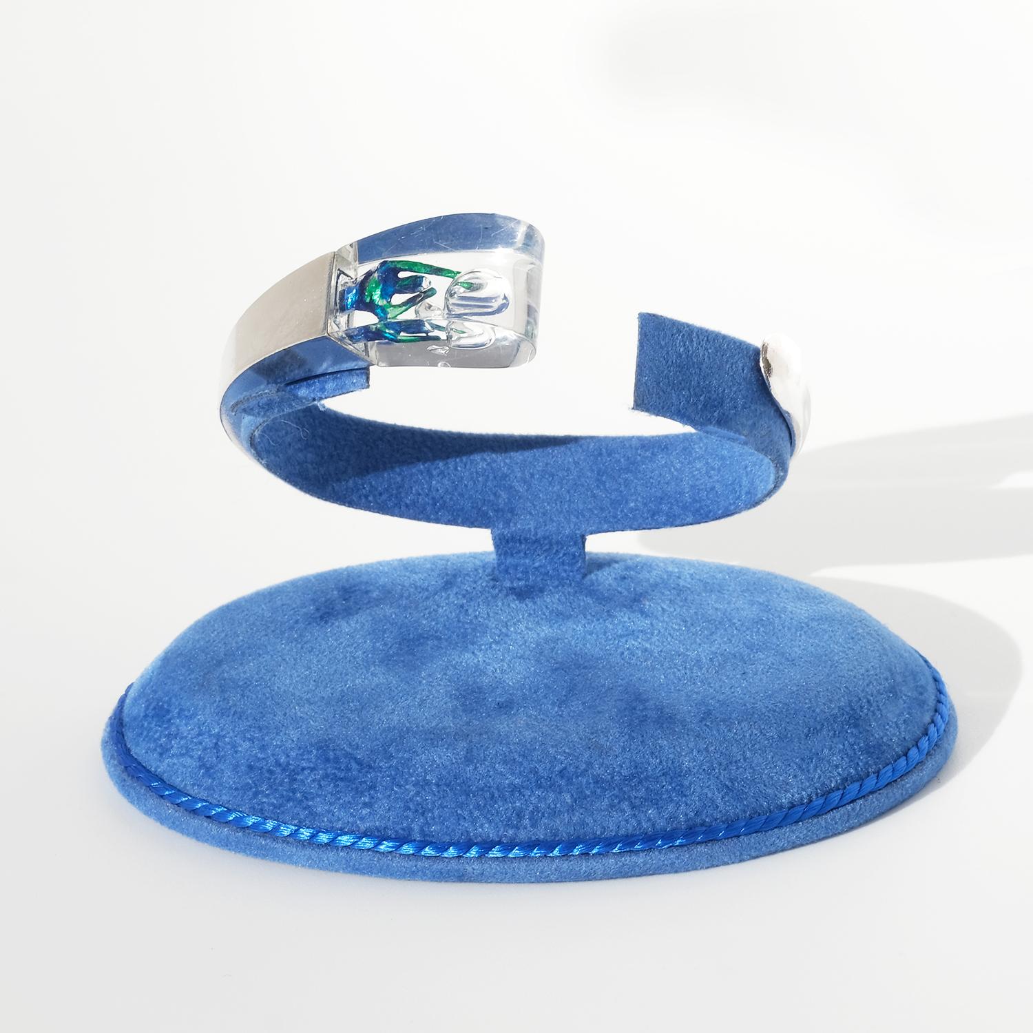 This cuff bracelet in silver and acrylic, named 